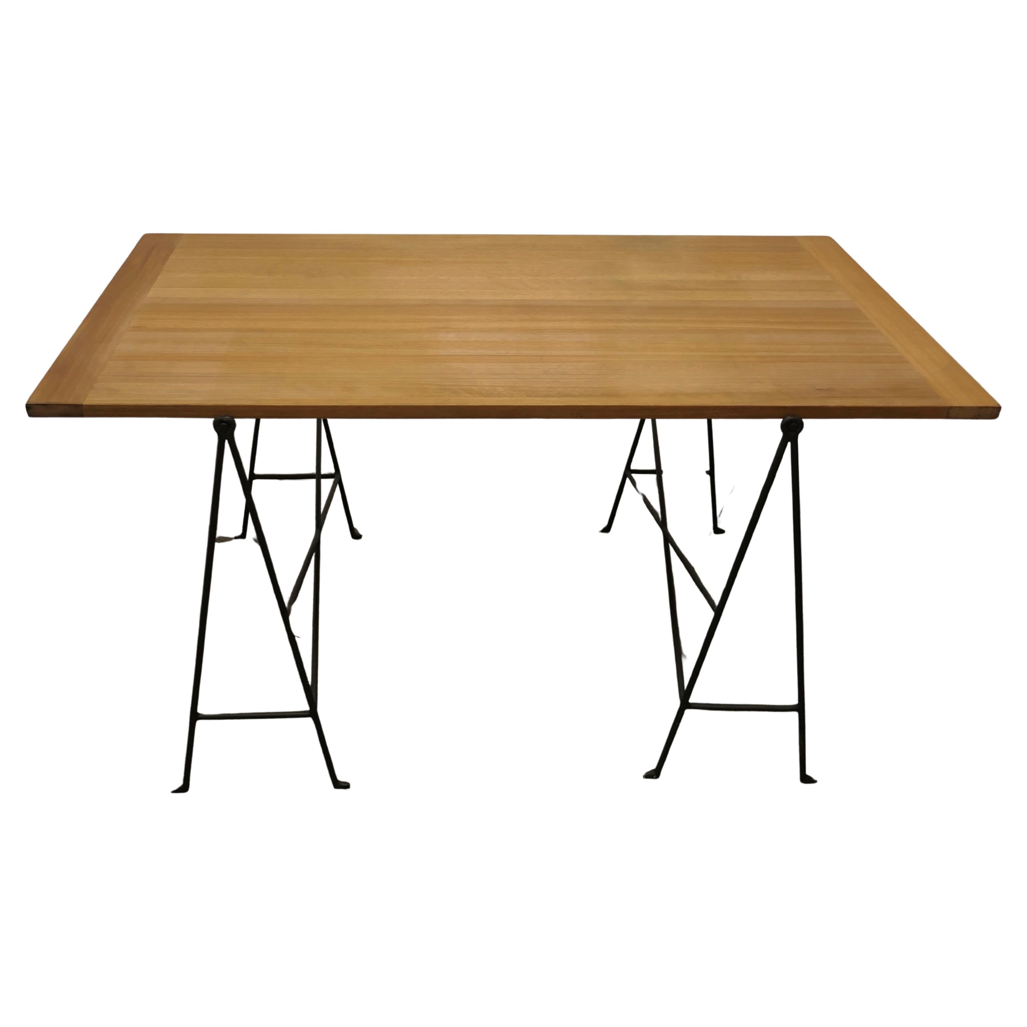 Mesa de escritorio o de comedor danesa de los años 50 con caballete de sierra    Escritorio danés de los años 50