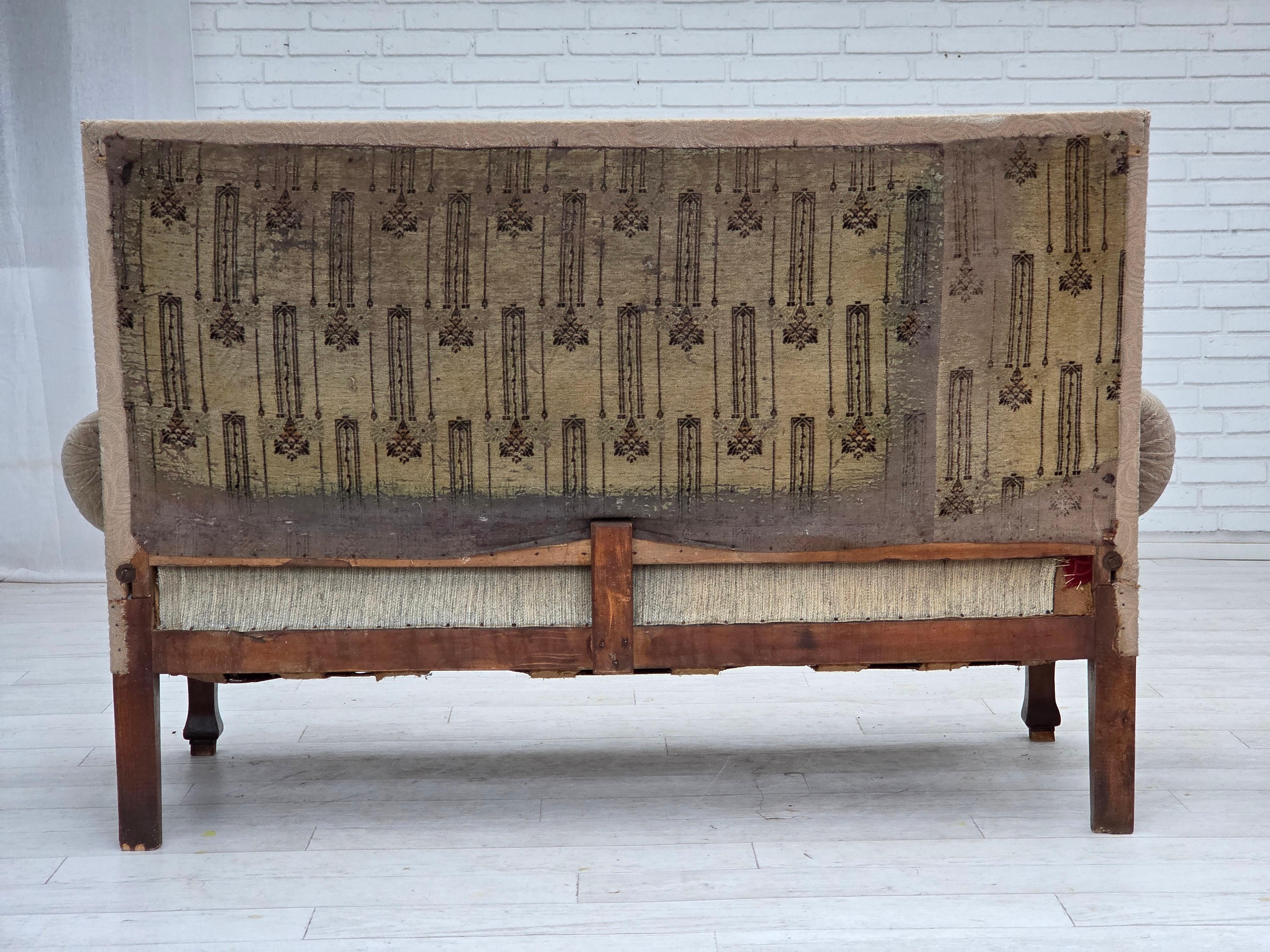 1950er Jahre, Dänisches Schlafsofa, rot/beige Möbelwolle, Beine aus Eschenholz. im Angebot 4