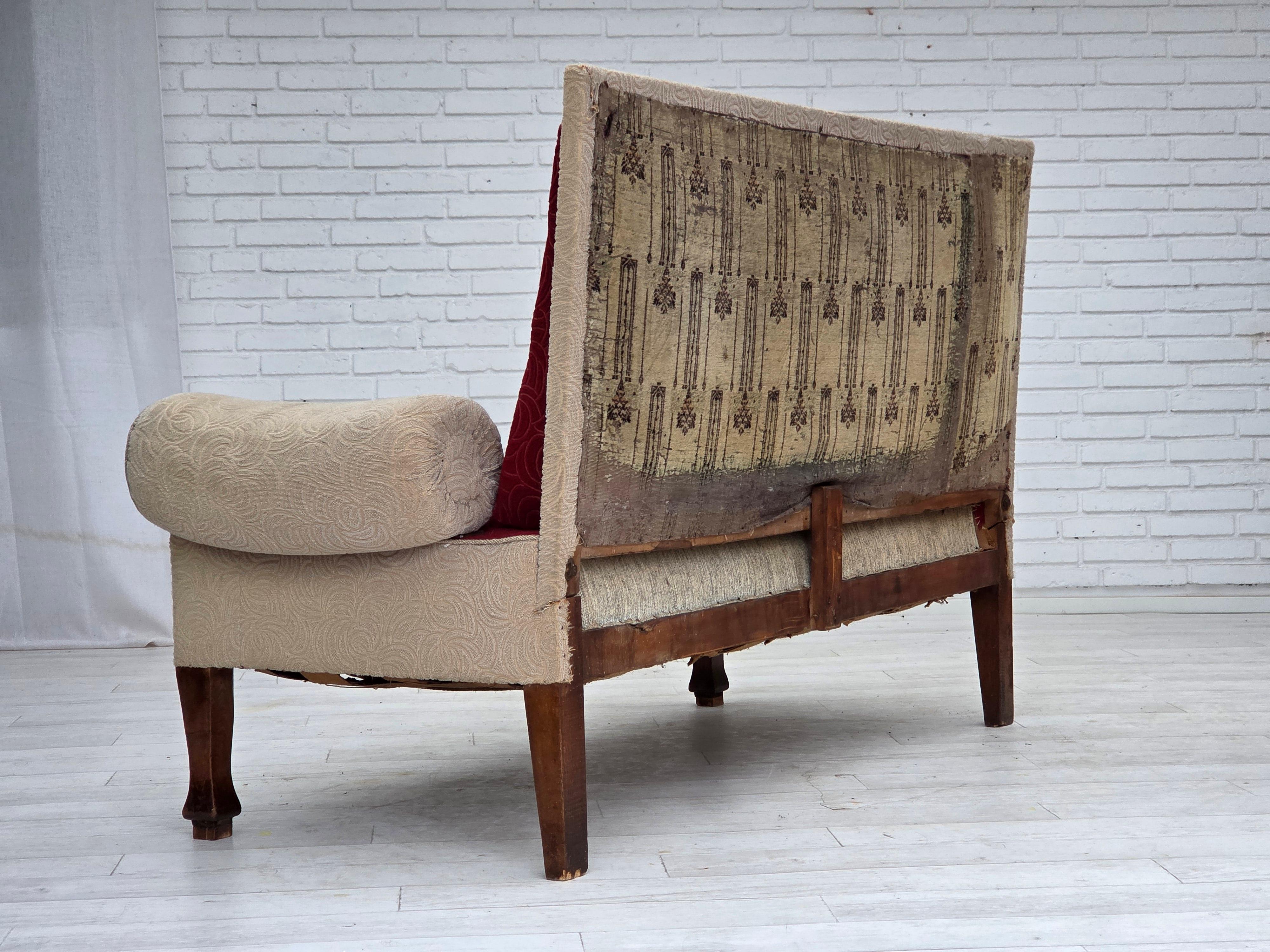 1950er Jahre, Dänisches Schlafsofa, rot/beige Möbelwolle, Beine aus Eschenholz. im Angebot 5