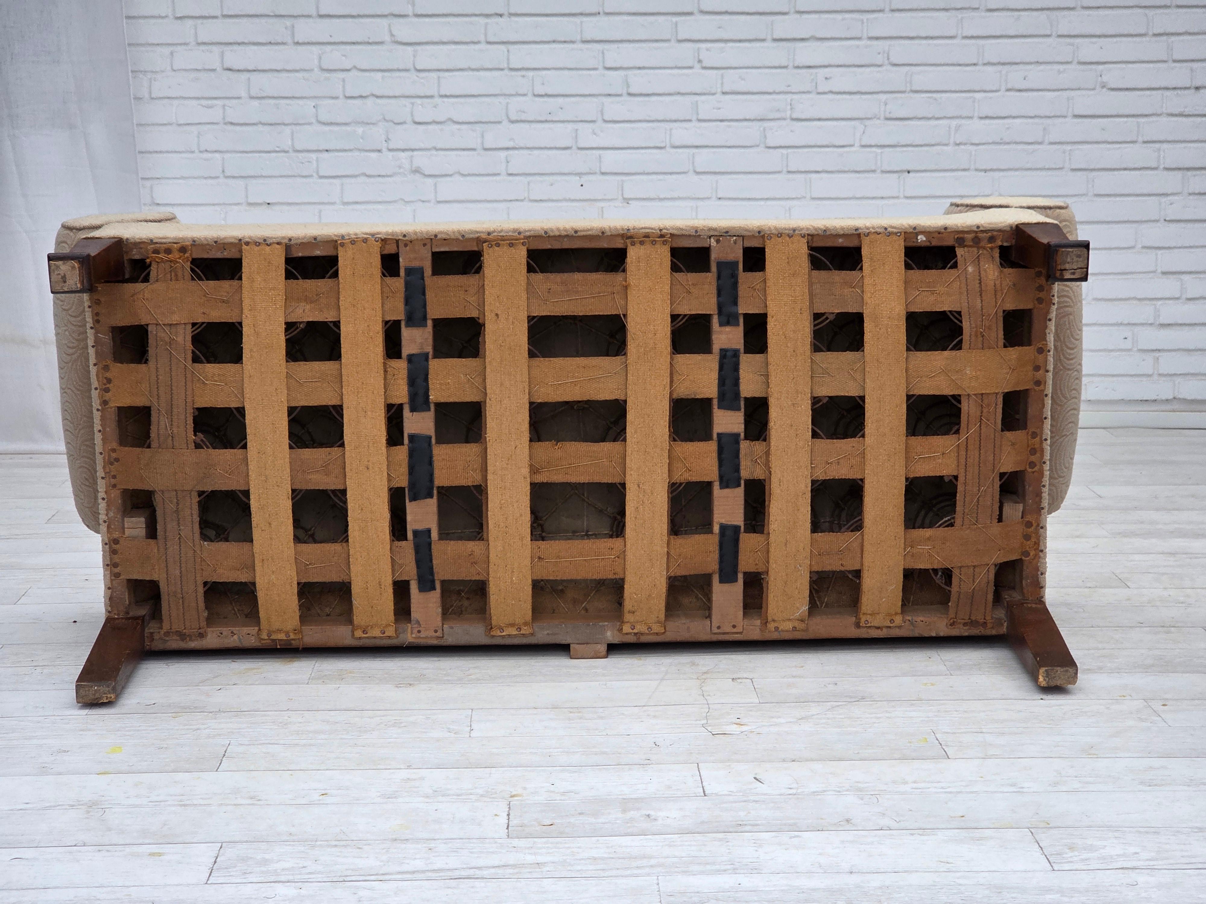 1950er Jahre, Dänisches Schlafsofa, rot/beige Möbelwolle, Beine aus Eschenholz. im Angebot 6