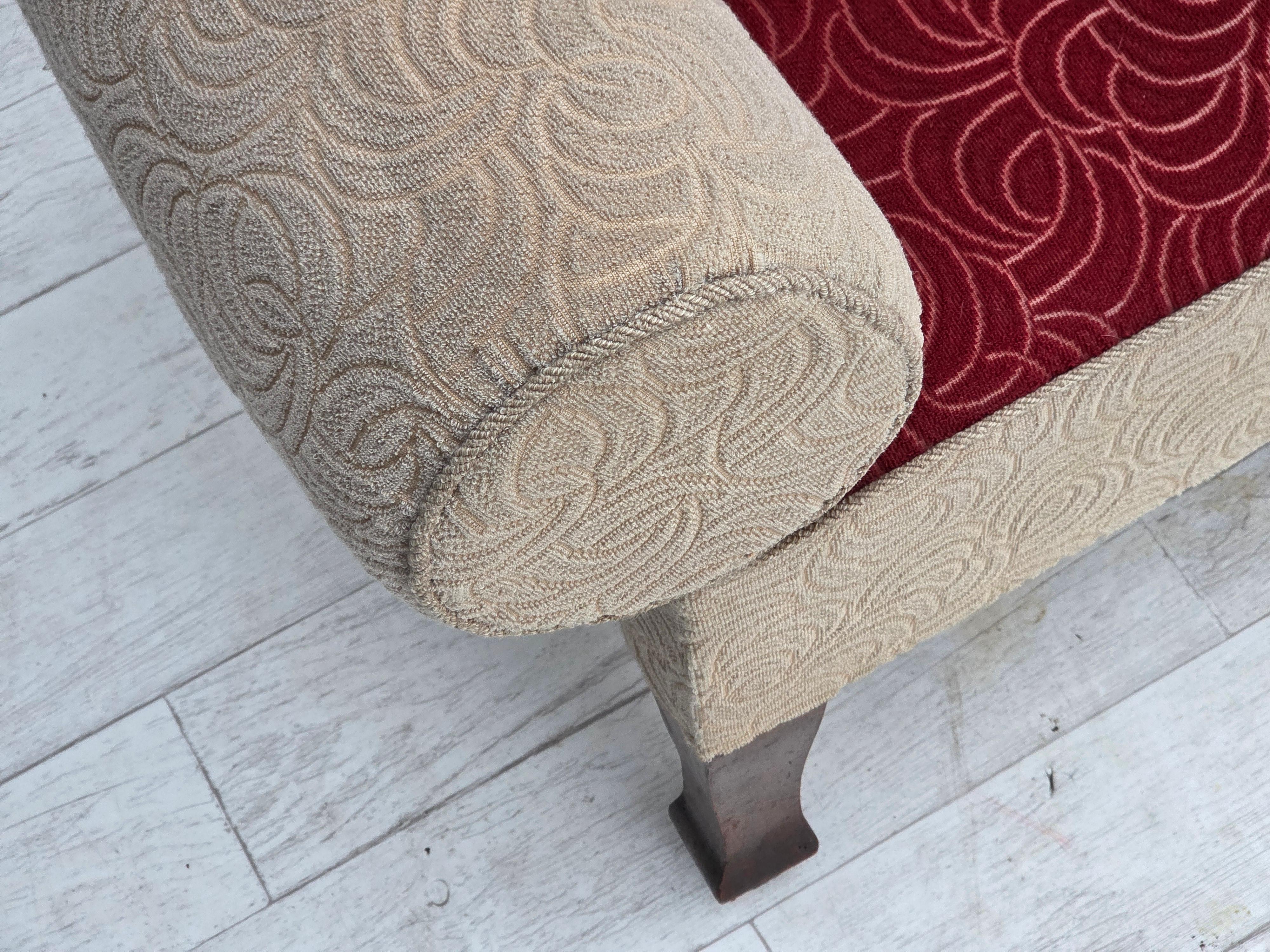 1950er Jahre, Dänisches Schlafsofa, rot/beige Möbelwolle, Beine aus Eschenholz. im Angebot 9