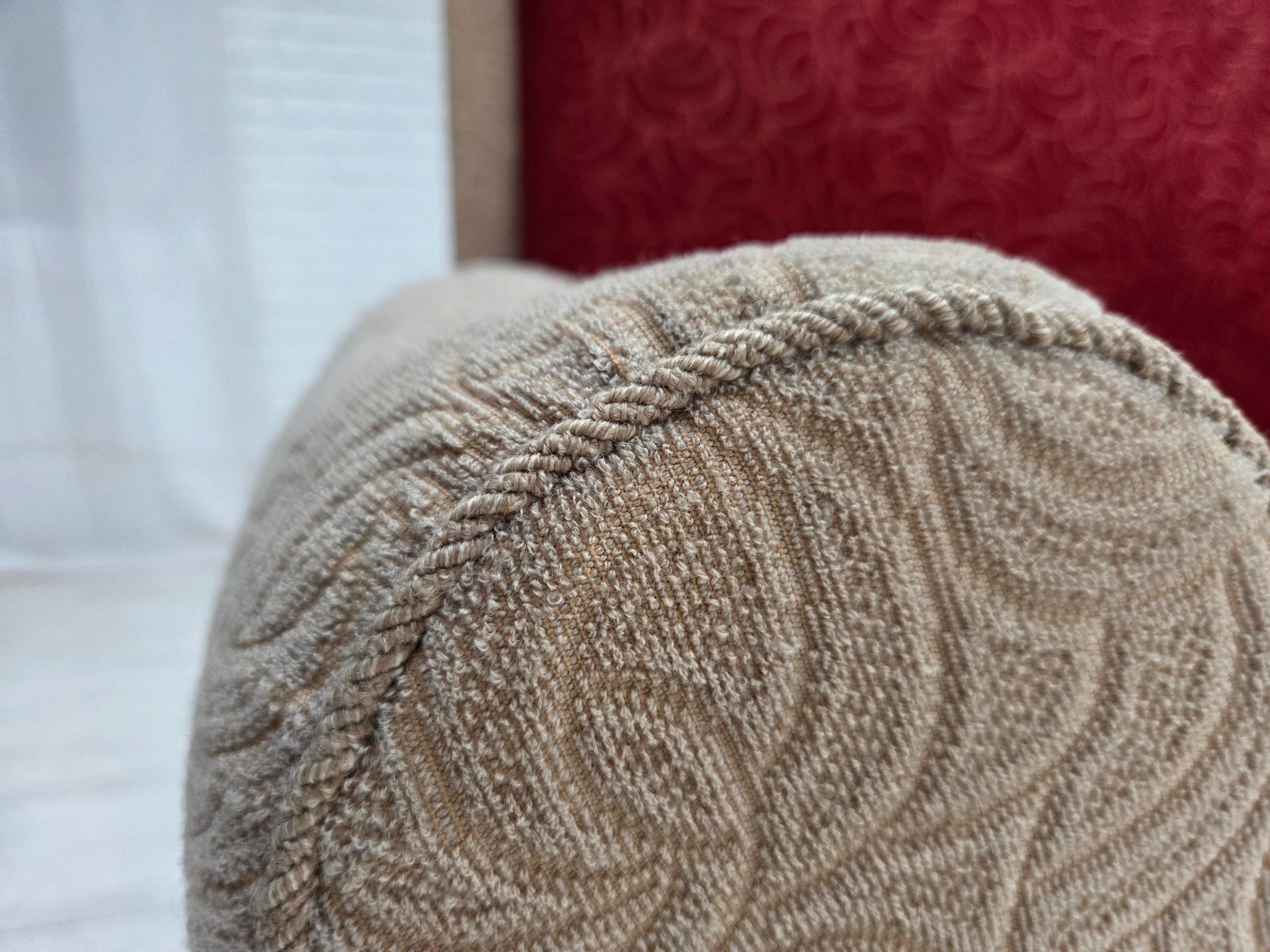 1950er Jahre, Dänisches Schlafsofa, rot/beige Möbelwolle, Beine aus Eschenholz. im Angebot 10