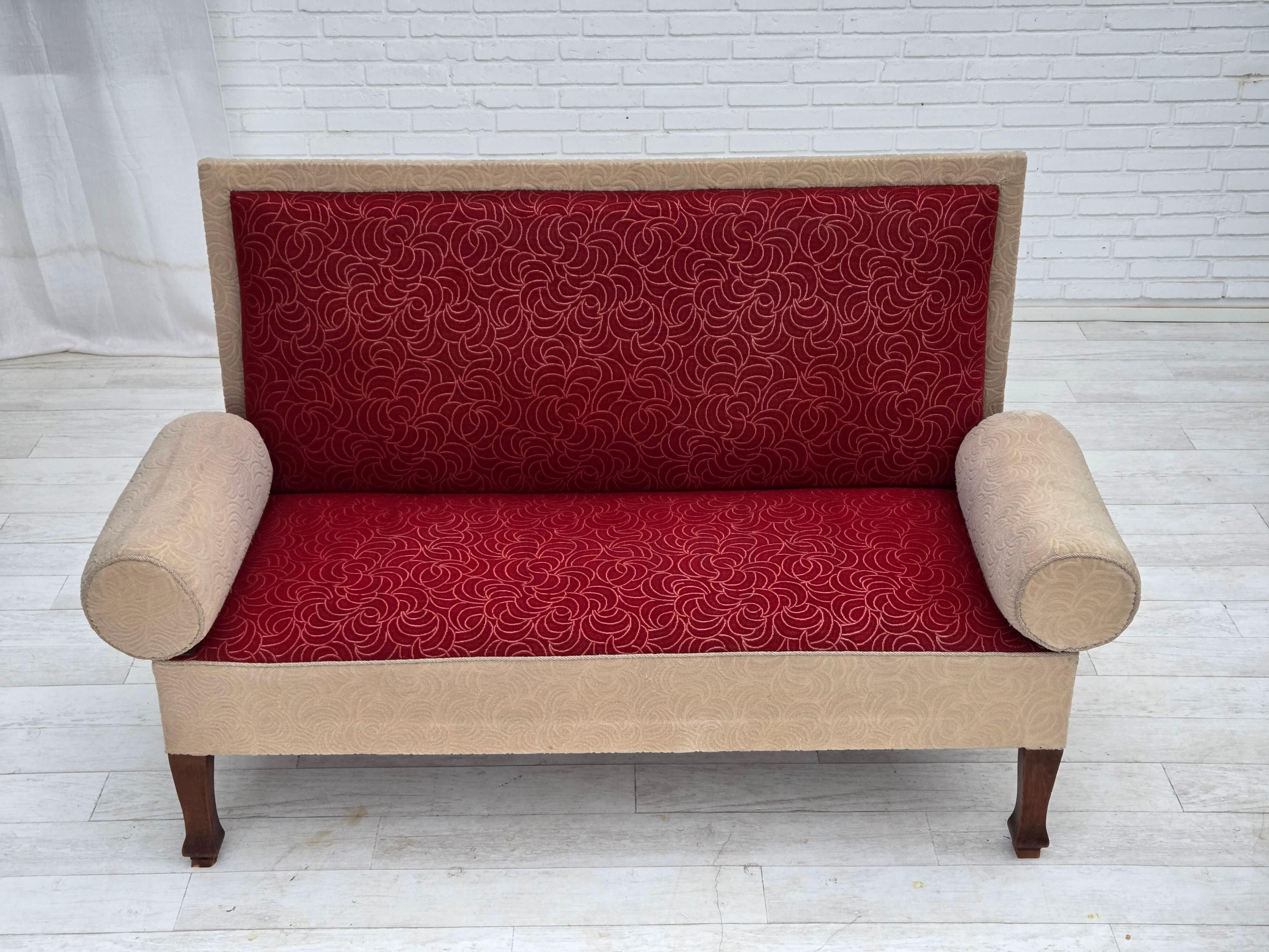 1950er Jahre, Dänisches Schlafsofa, rot/beige Möbelwolle, Beine aus Eschenholz. im Angebot 11