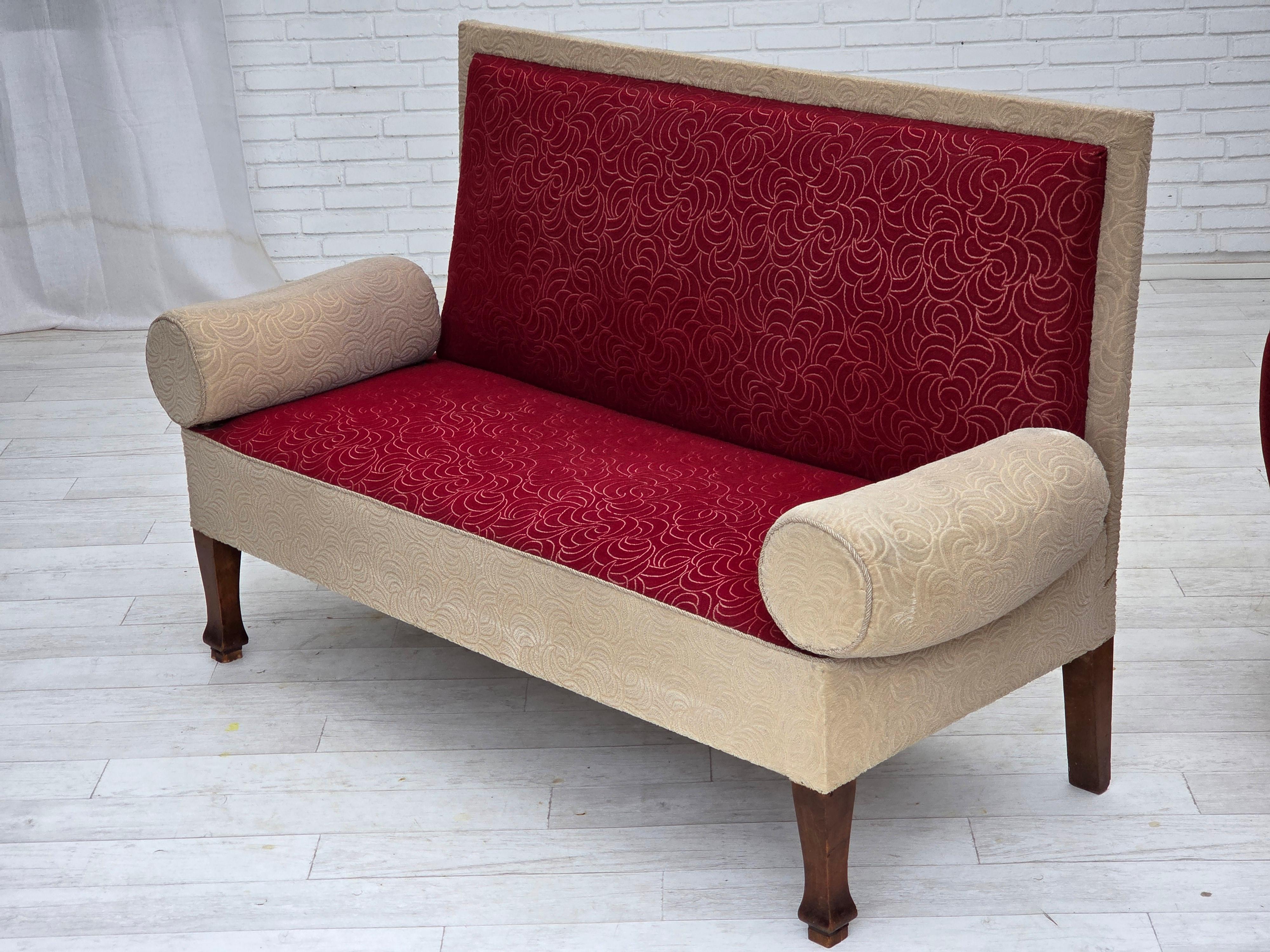 1950er Jahre, Dänisches Schlafsofa, rot/beige Möbelwolle, Beine aus Eschenholz. im Angebot 13