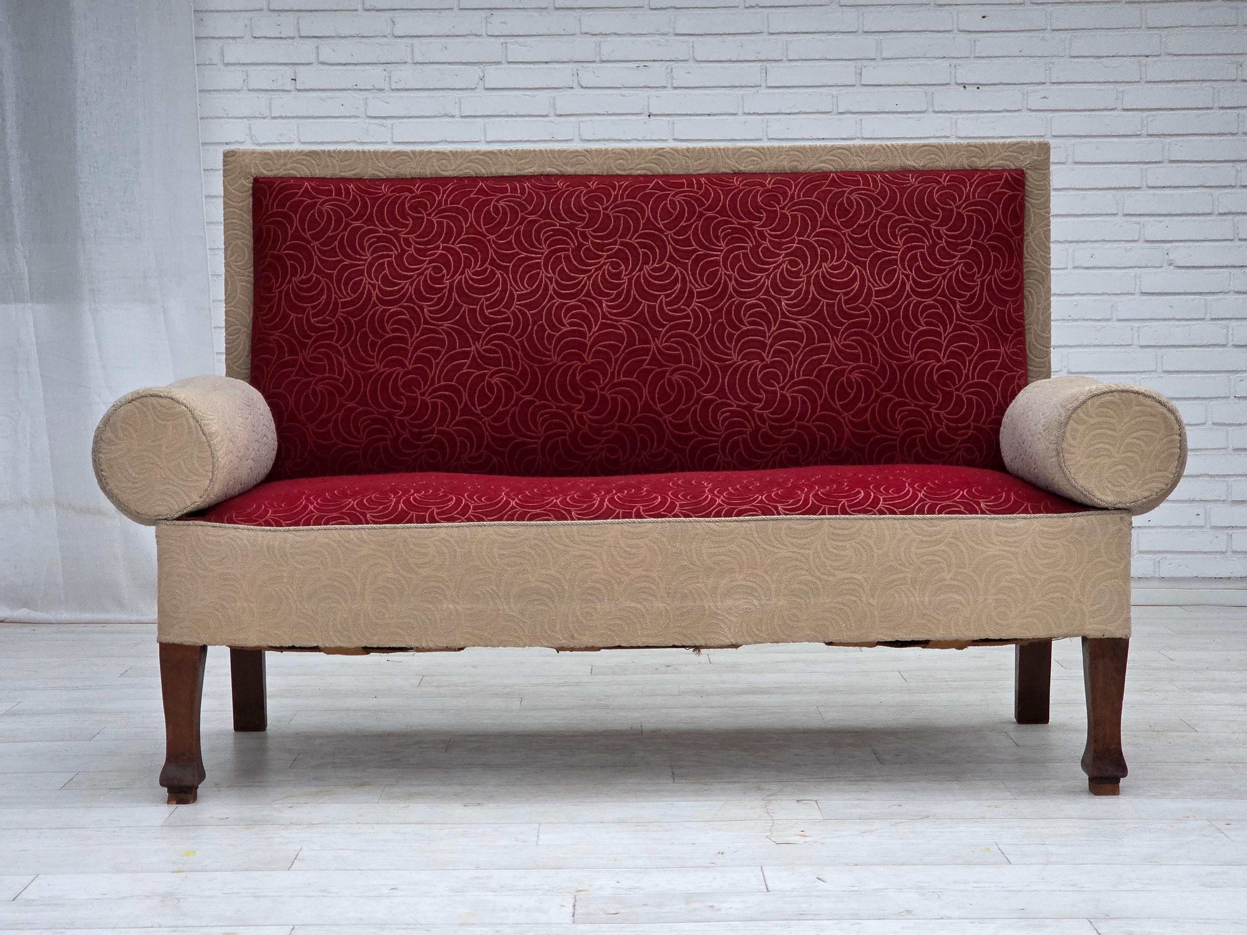 1950er Jahre, Dänisches Schlafsofa. Original rote und beige Möbelwolle, Messingfedern im Sitz, Beine aus Eschenholz, klappbare Armlehnen. Guter Originalzustand: keine Gerüche, keine Flecken und stabile Konstruktion. Hergestellt von einem dänischen