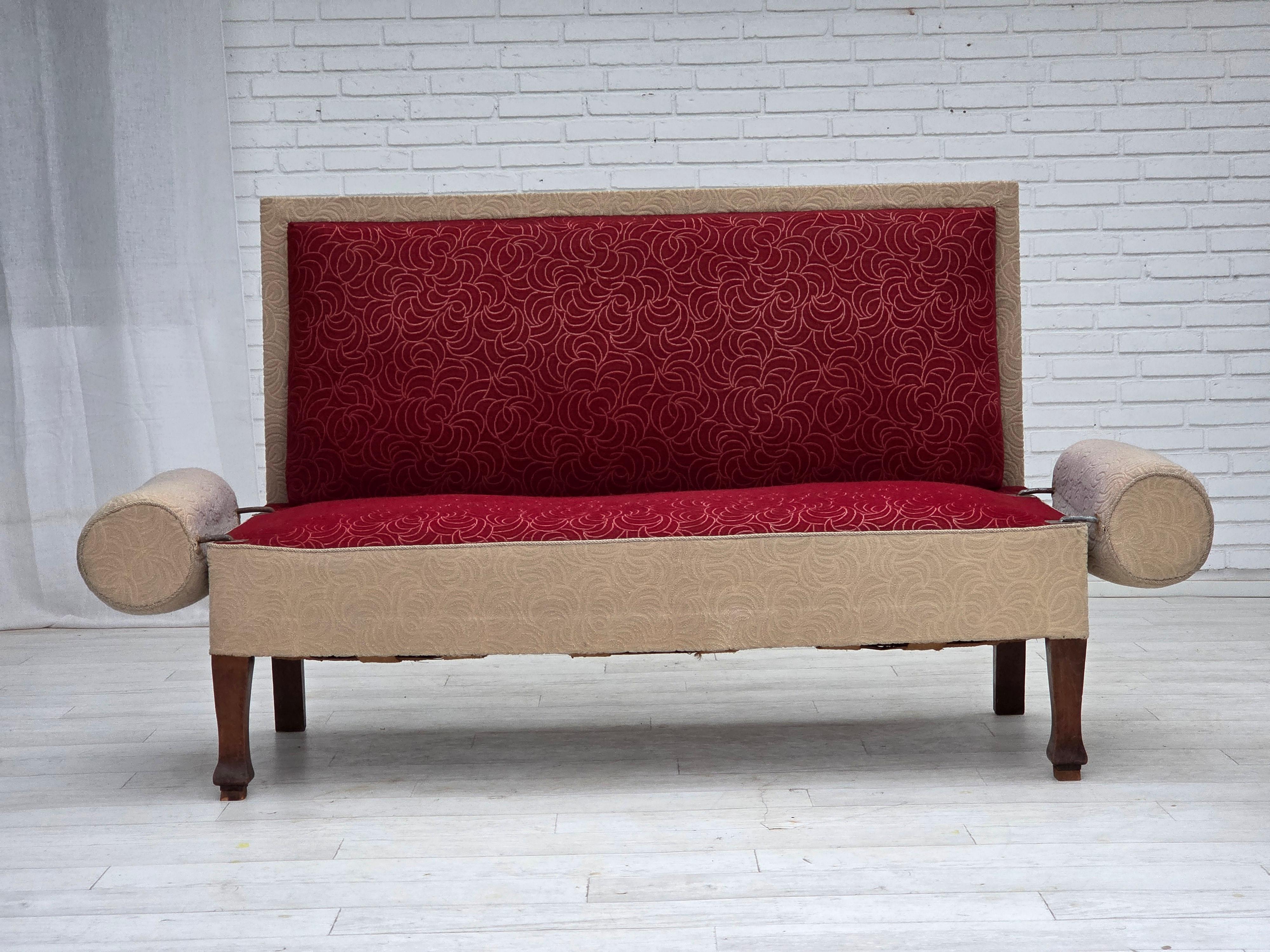 1950er Jahre, Dänisches Schlafsofa, rot/beige Möbelwolle, Beine aus Eschenholz. (Art déco) im Angebot