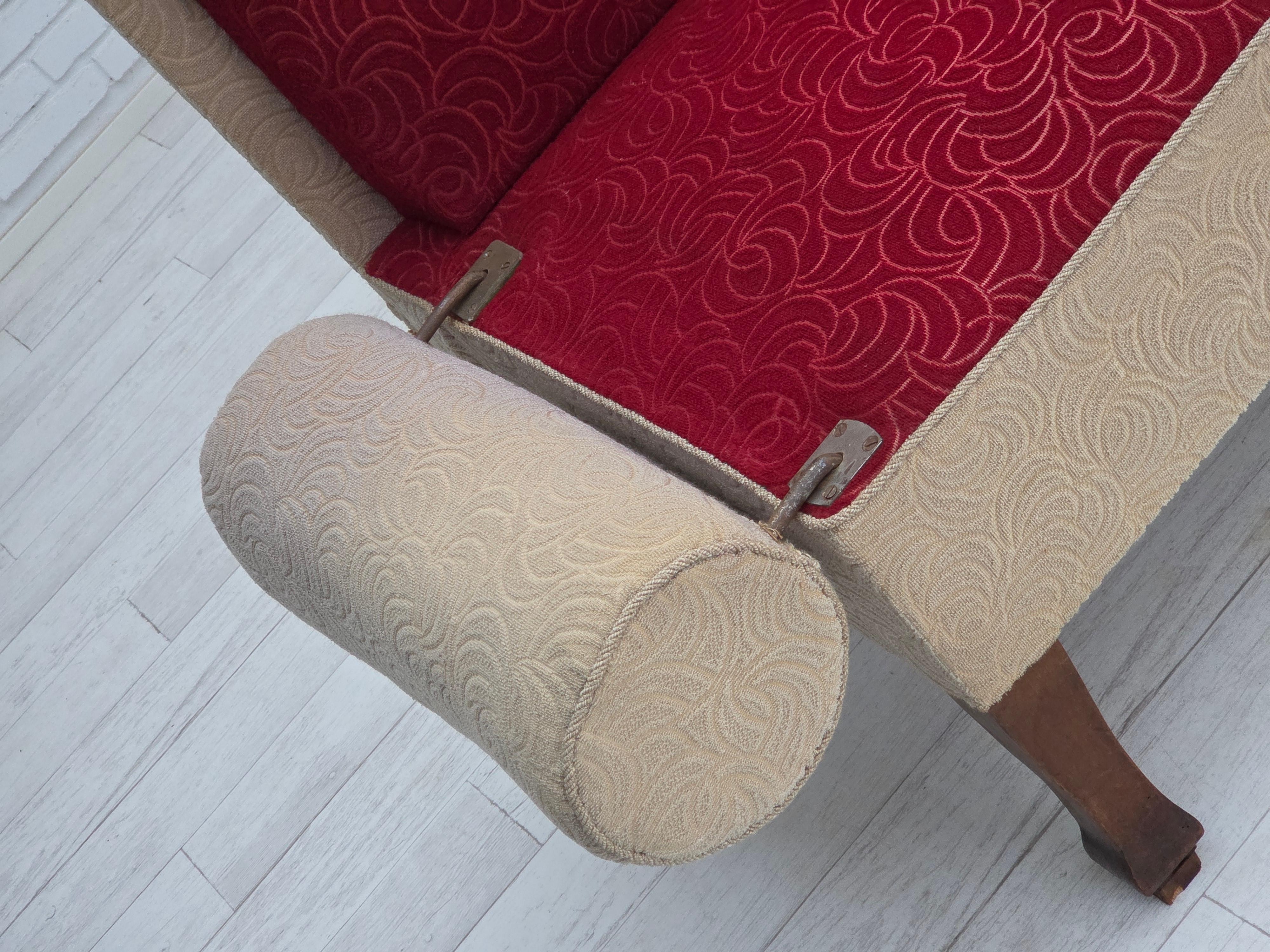 1950er Jahre, Dänisches Schlafsofa, rot/beige Möbelwolle, Beine aus Eschenholz. im Zustand „Gut“ im Angebot in Tarm, 82