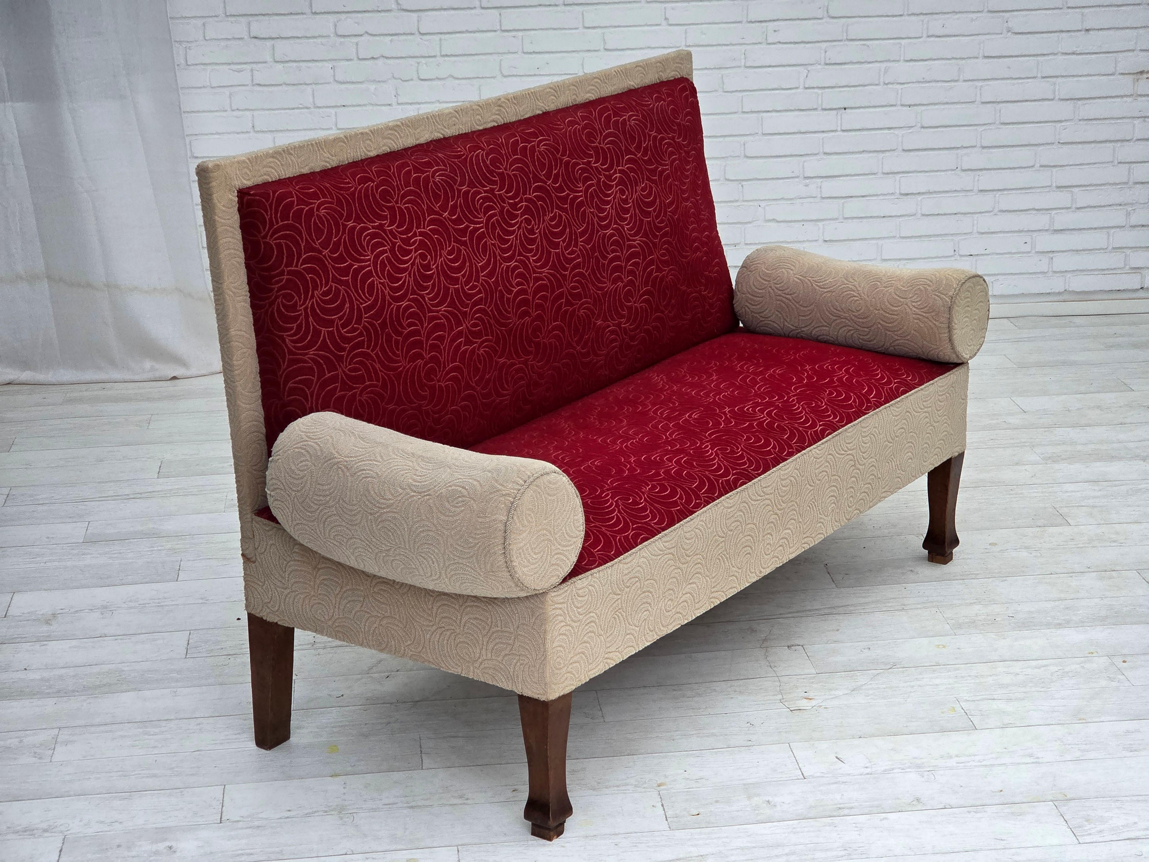 1950er Jahre, Dänisches Schlafsofa, rot/beige Möbelwolle, Beine aus Eschenholz. (Mitte des 20. Jahrhunderts) im Angebot