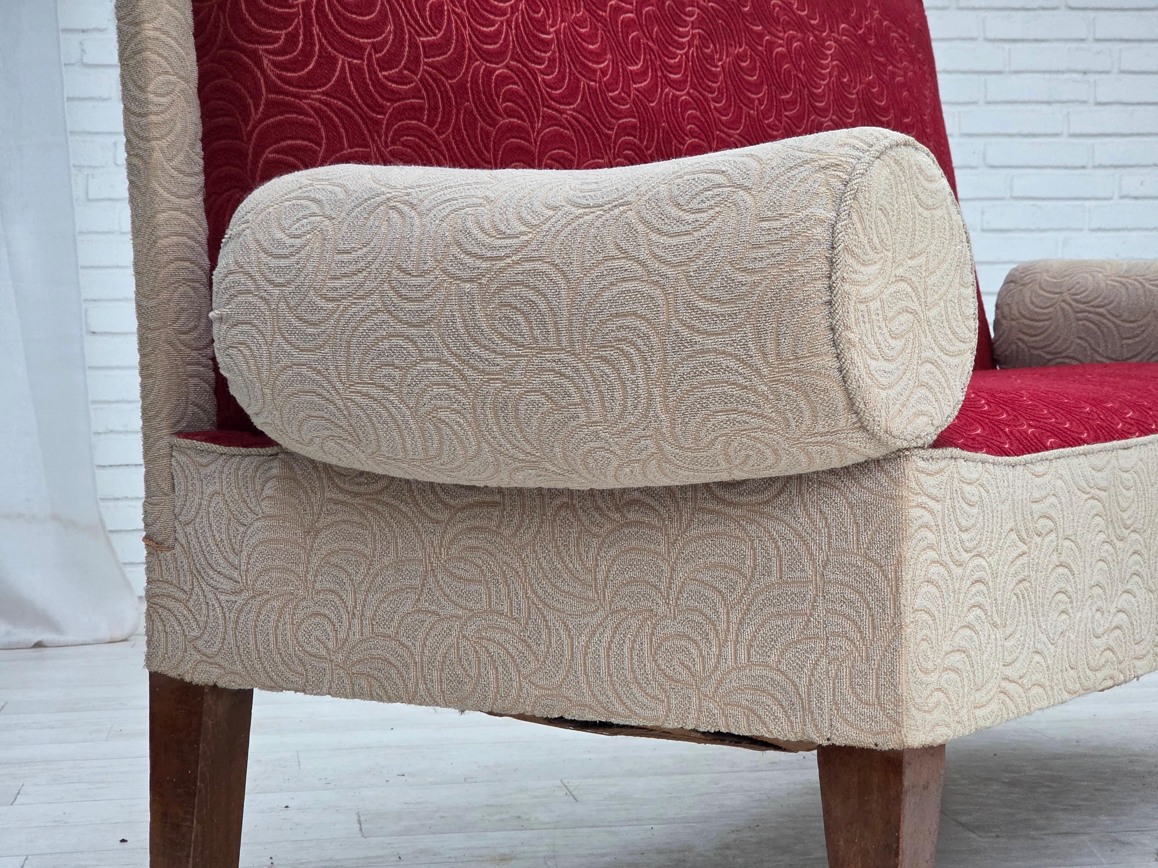 1950er Jahre, Dänisches Schlafsofa, rot/beige Möbelwolle, Beine aus Eschenholz. (Wolle) im Angebot