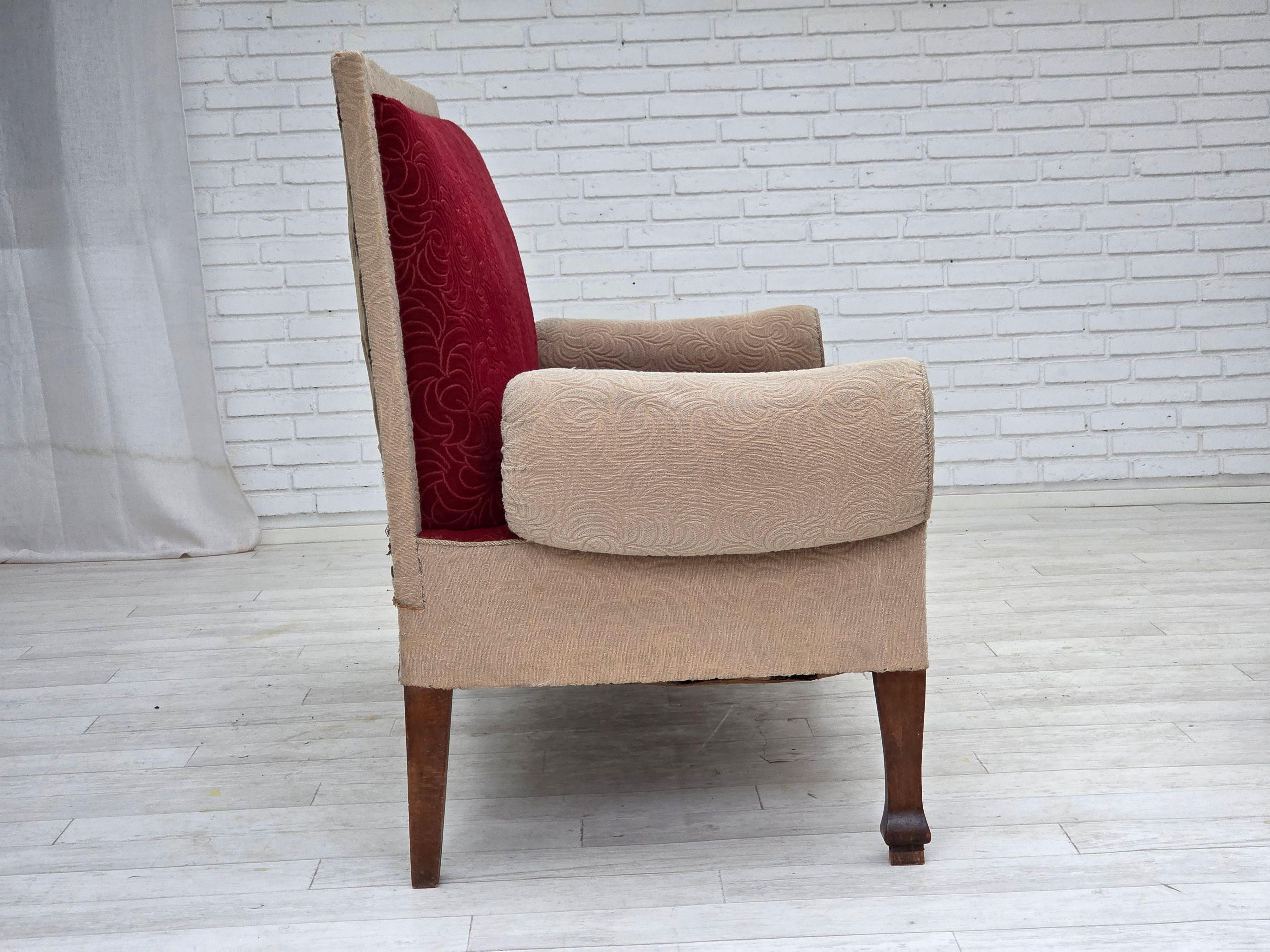 1950er Jahre, Dänisches Schlafsofa, rot/beige Möbelwolle, Beine aus Eschenholz. im Angebot 1
