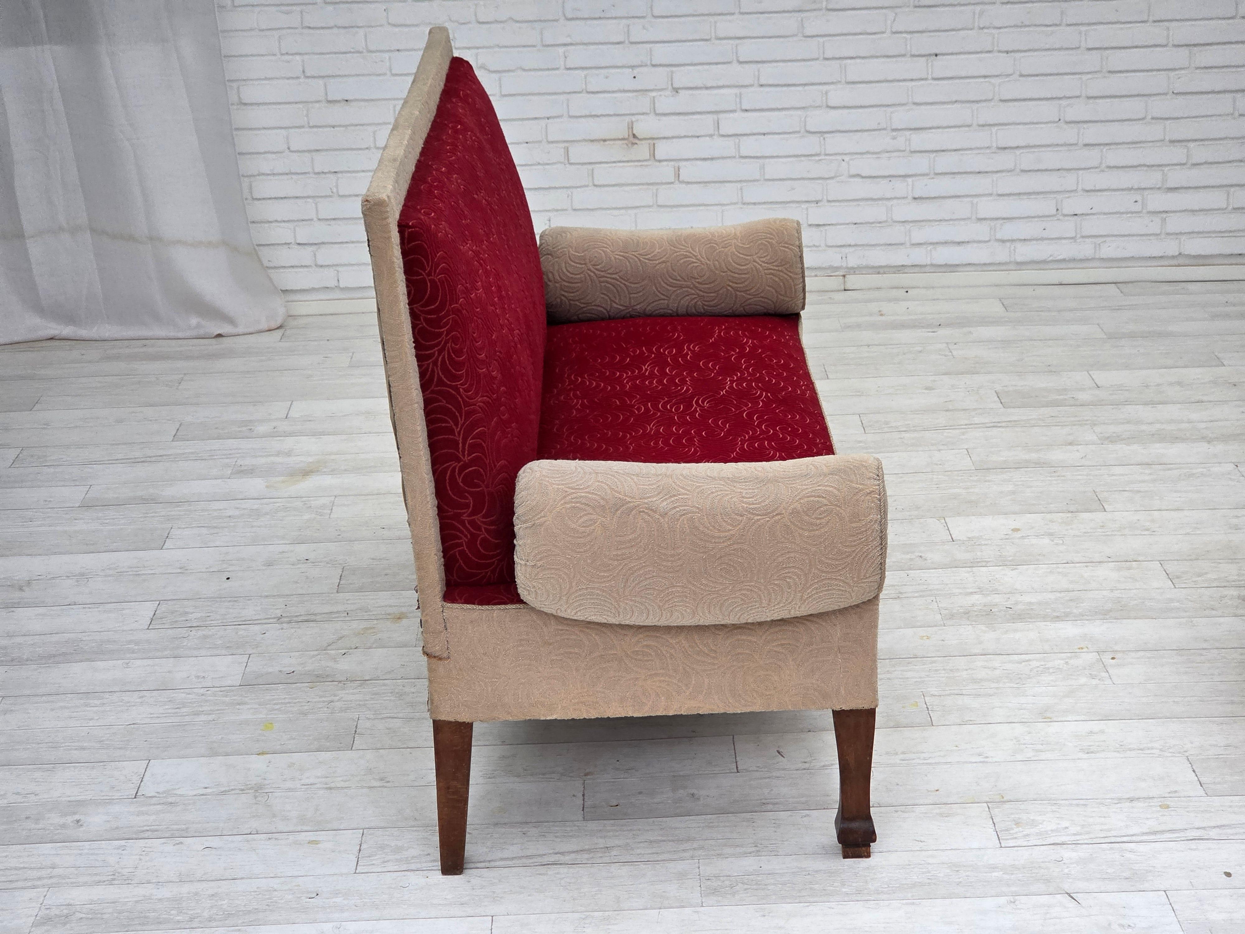1950er Jahre, Dänisches Schlafsofa, rot/beige Möbelwolle, Beine aus Eschenholz. im Angebot 2