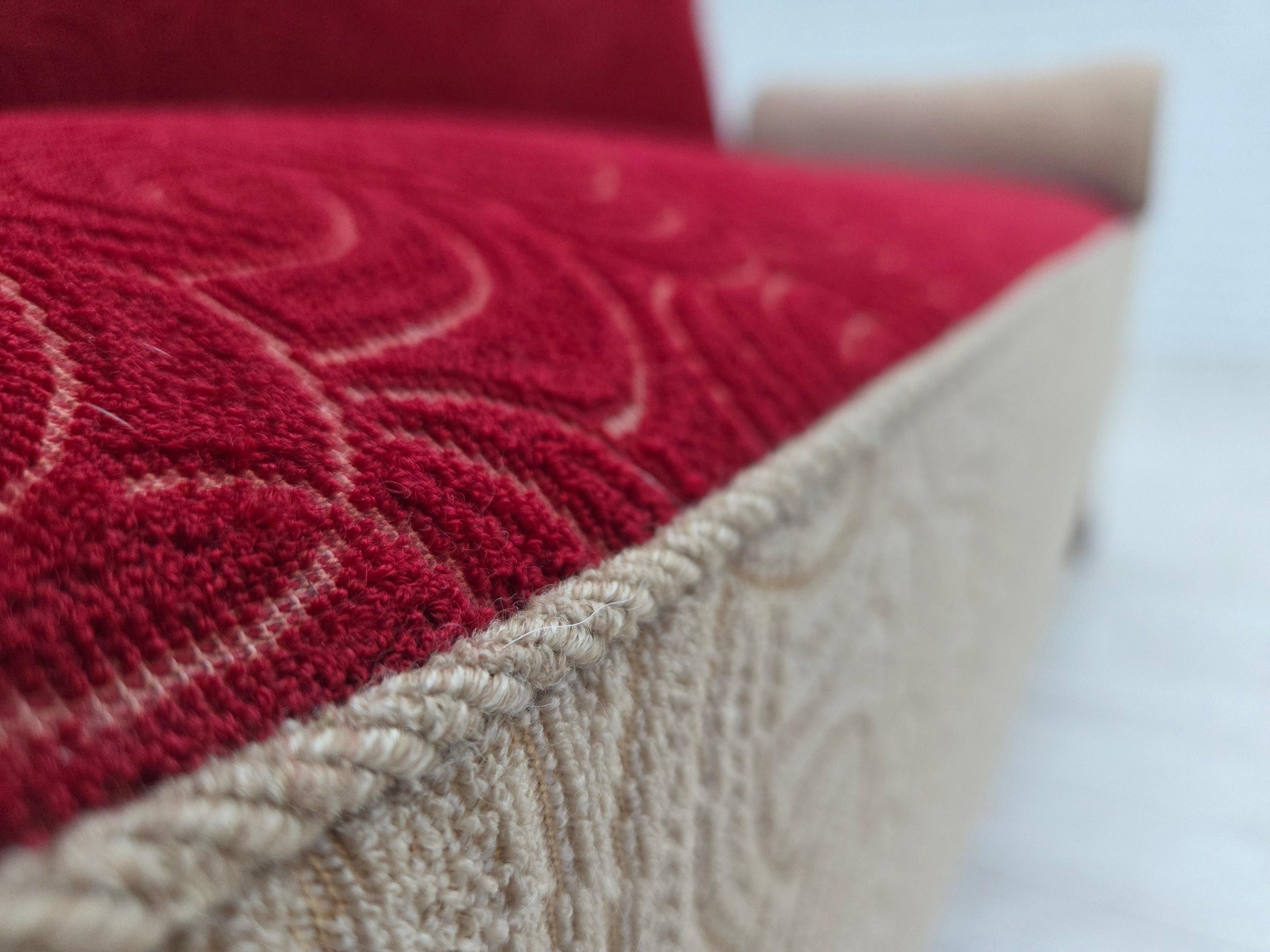 1950er Jahre, Dänisches Schlafsofa, rot/beige Möbelwolle, Beine aus Eschenholz. im Angebot 3