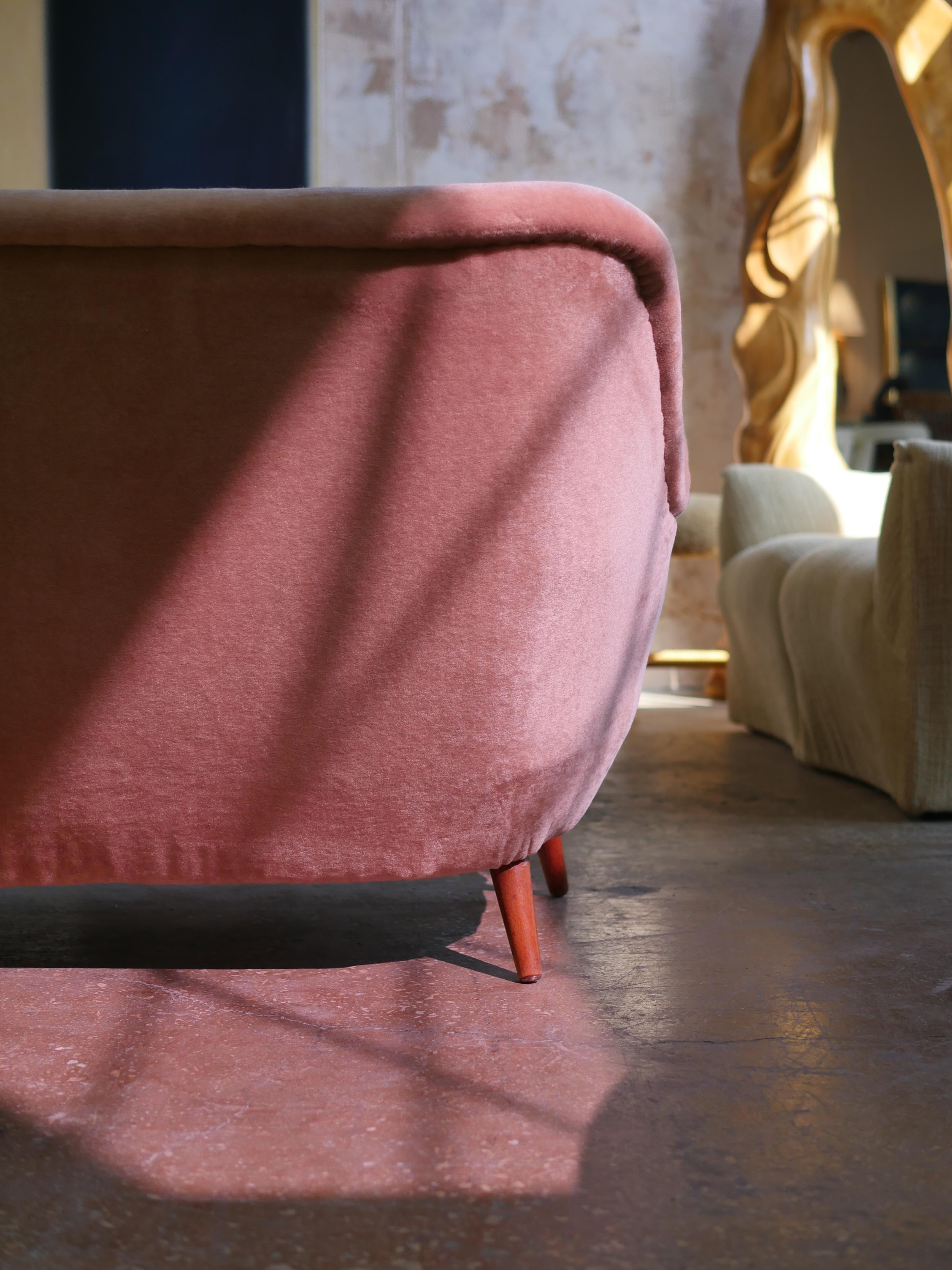 Divano danese degli anni '50 ridipinto con tessuto Mohair di design in vendita 4