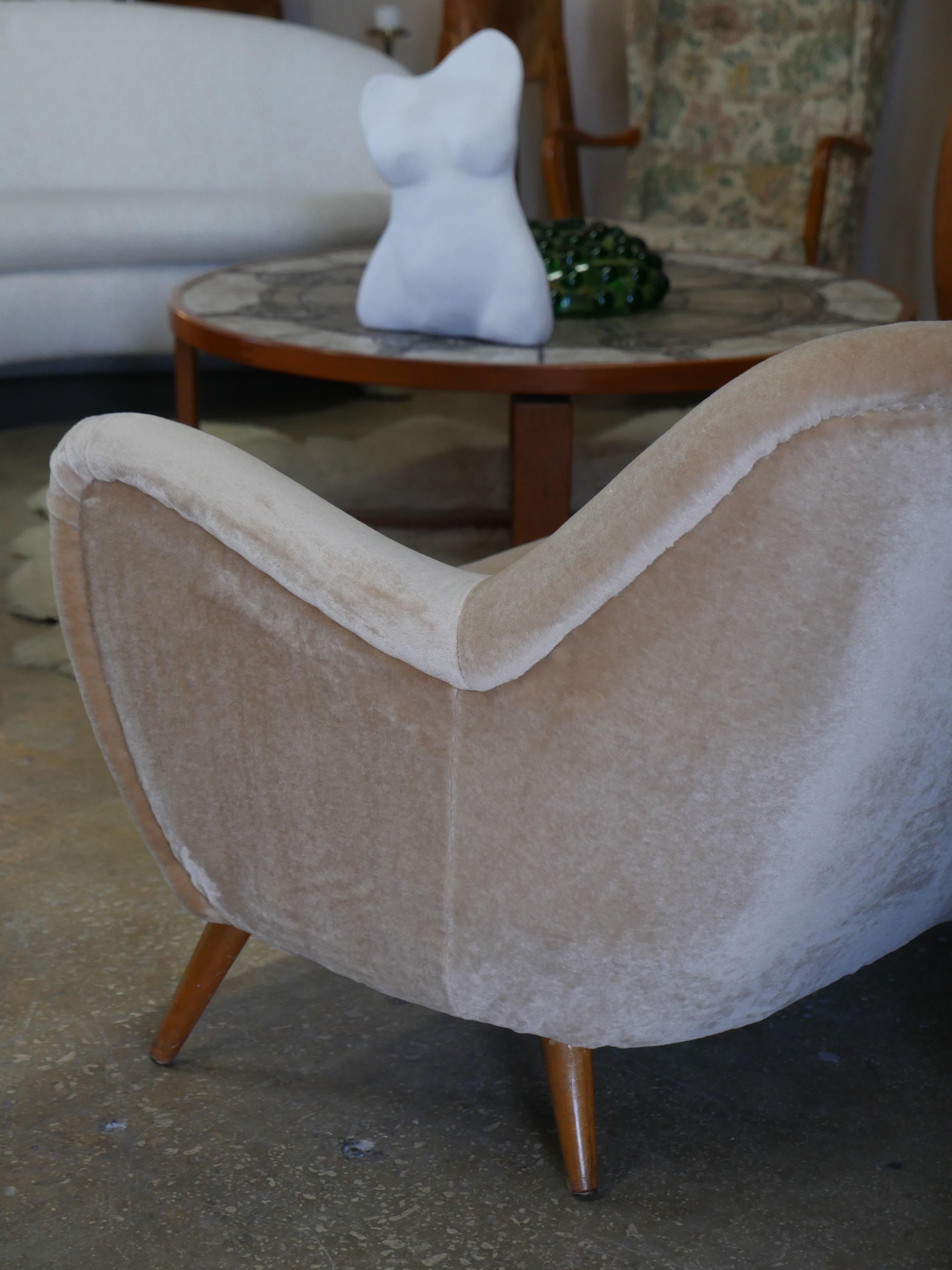 Divano danese degli anni '50 ridipinto con tessuto Mohair di design in vendita 5