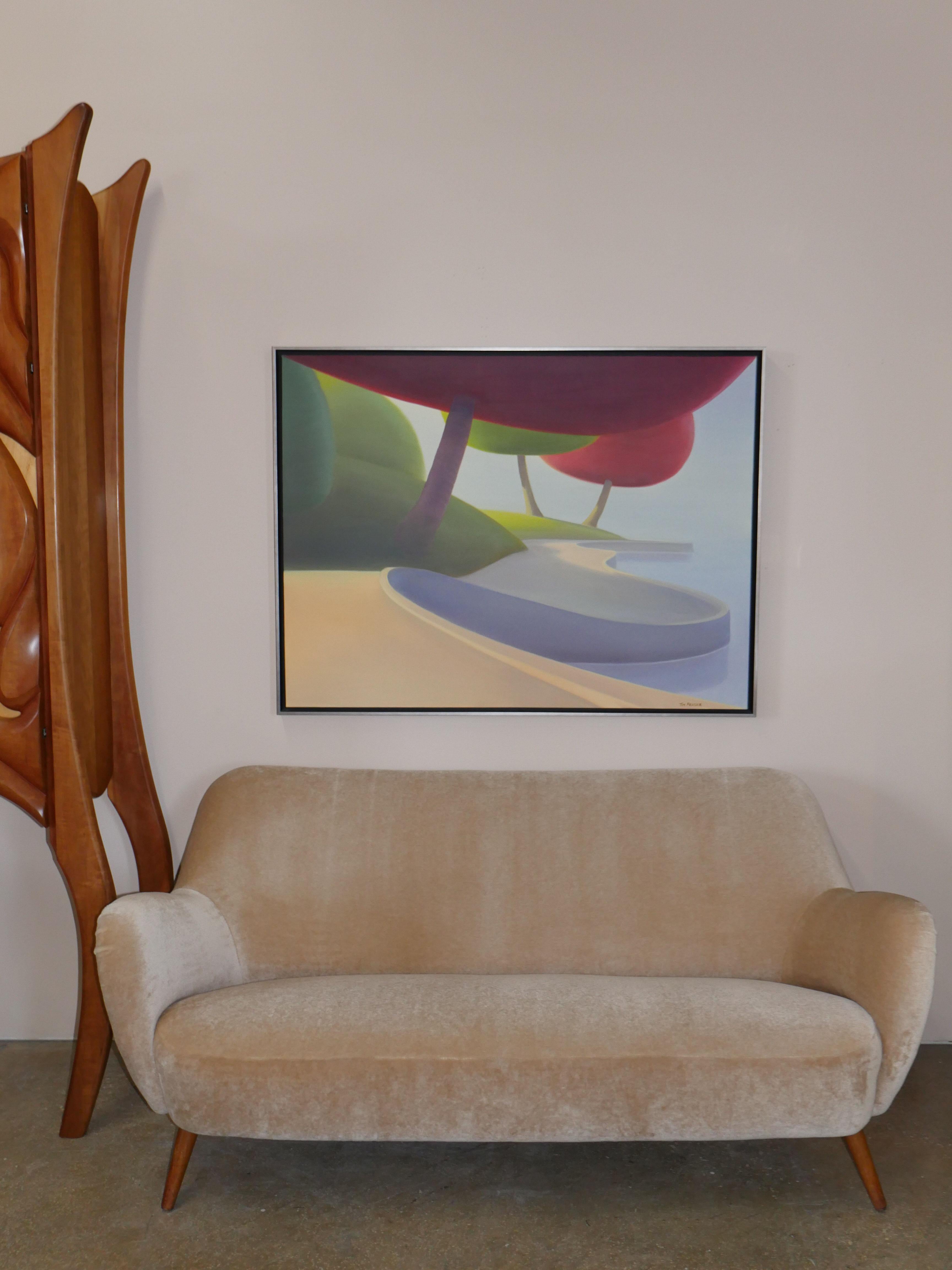 Splendido divano danese degli anni '50 che è stato splendidamente tappezzato con un tessuto in mohair di design Schumacher, che offre lusso e durata nel tempo. I braccioli angolari, un dettaglio tipico della metà del secolo scorso, conferiscono al