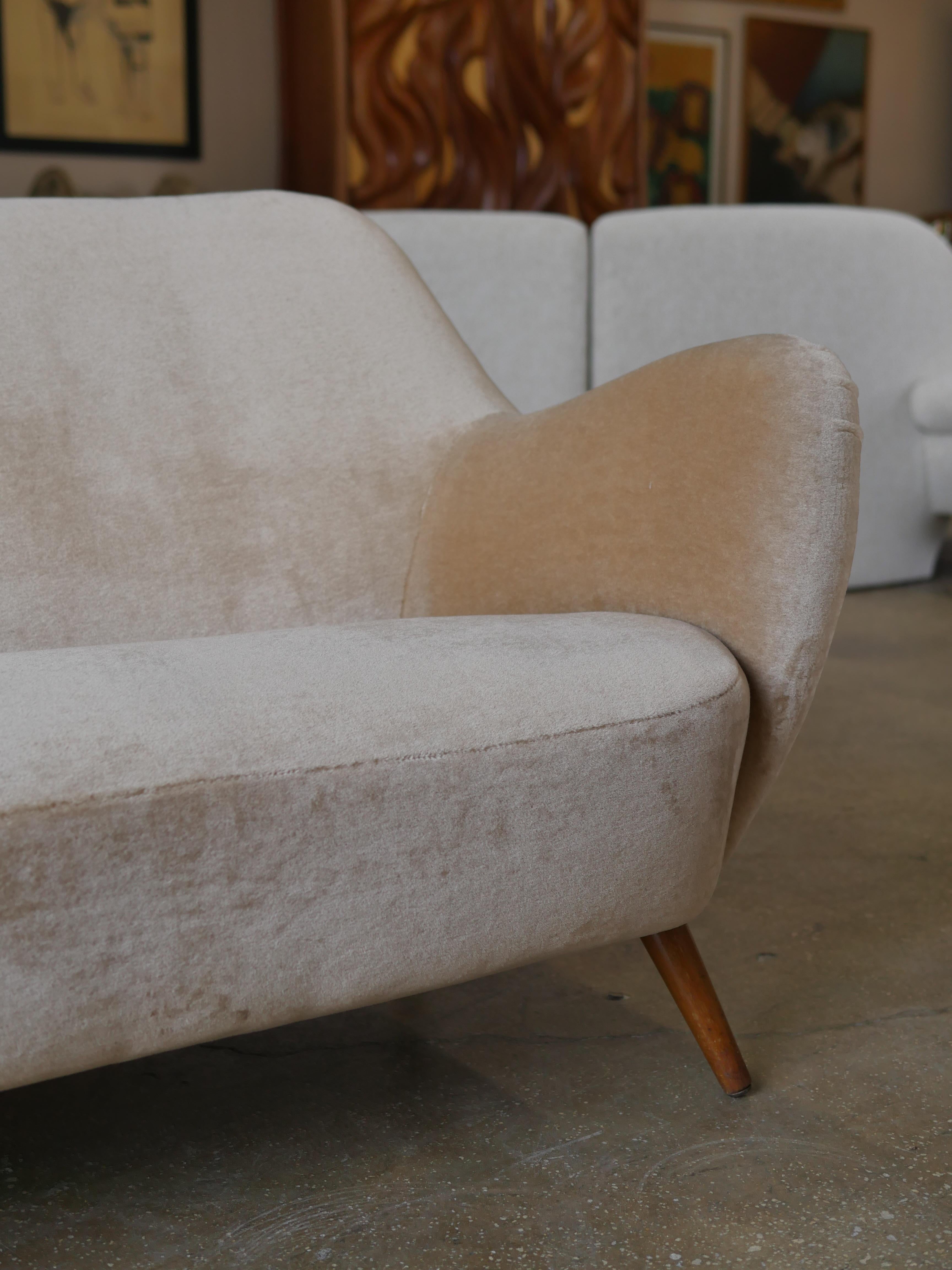 Mid-Century moderno Divano danese degli anni '50 ridipinto con tessuto Mohair di design in vendita