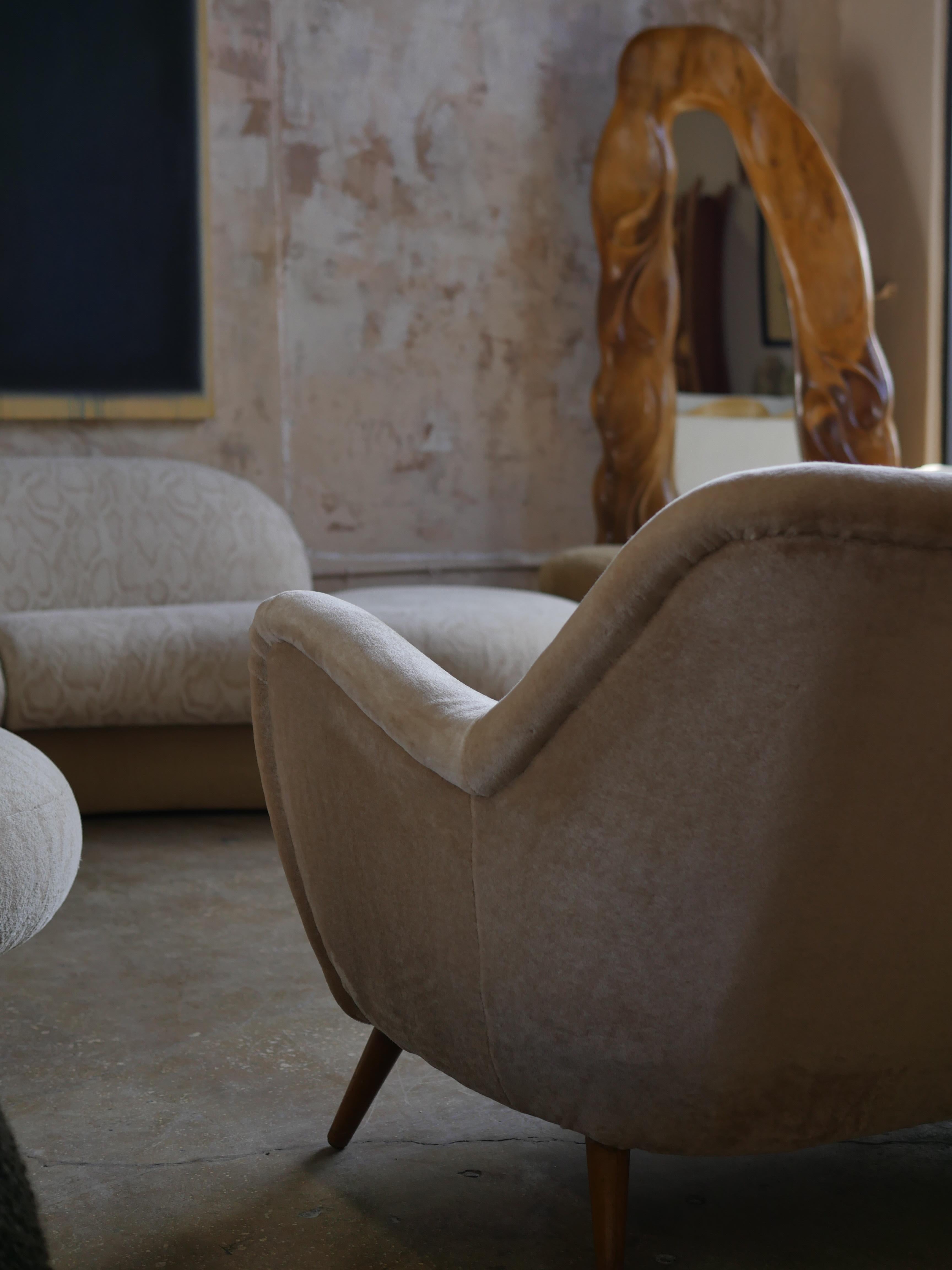 Danese Divano danese degli anni '50 ridipinto con tessuto Mohair di design in vendita