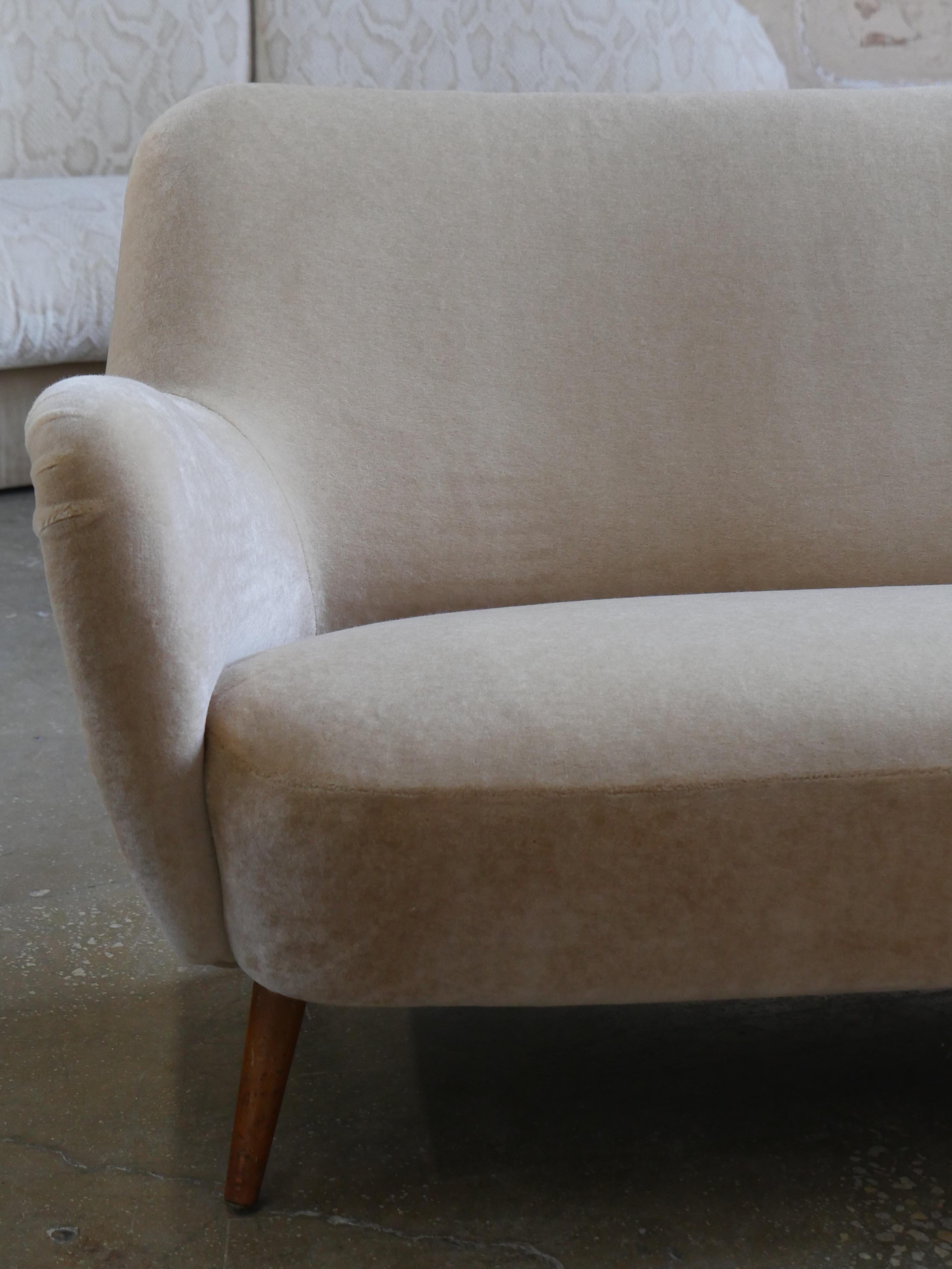 Divano danese degli anni '50 ridipinto con tessuto Mohair di design In condizioni buone in vendita a Miami, FL