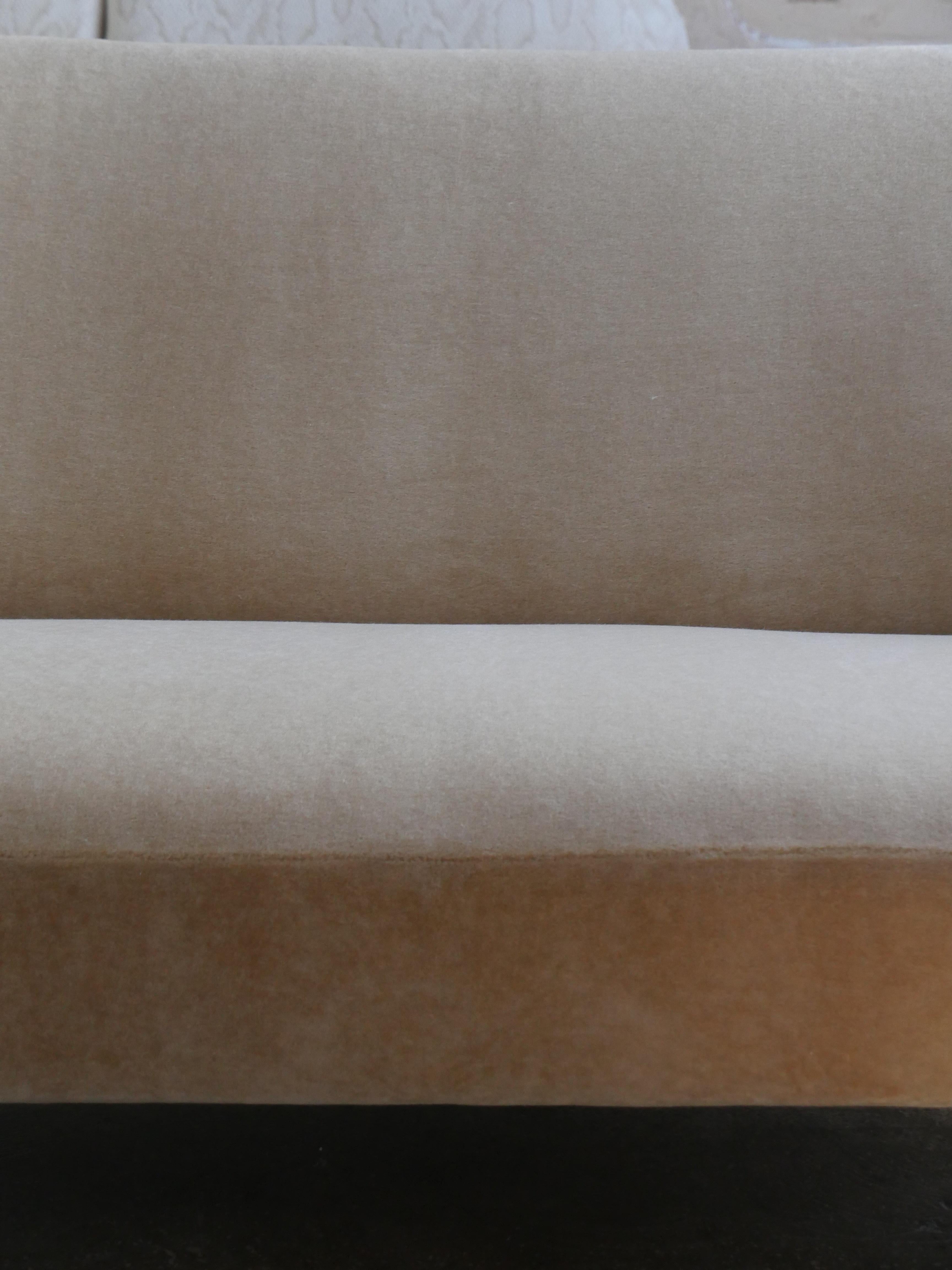 Metà XX secolo Divano danese degli anni '50 ridipinto con tessuto Mohair di design in vendita