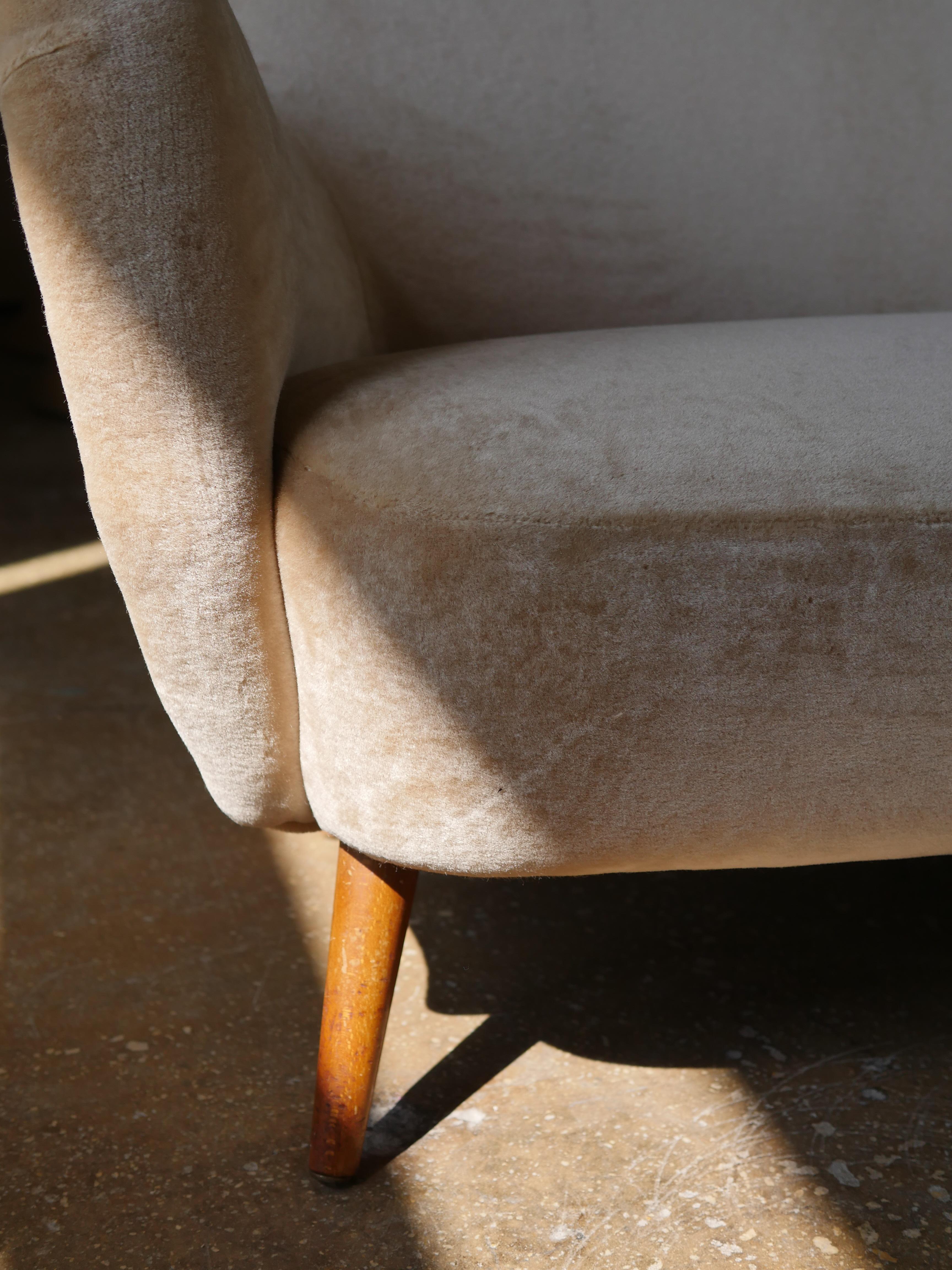 Divano danese degli anni '50 ridipinto con tessuto Mohair di design in vendita 3