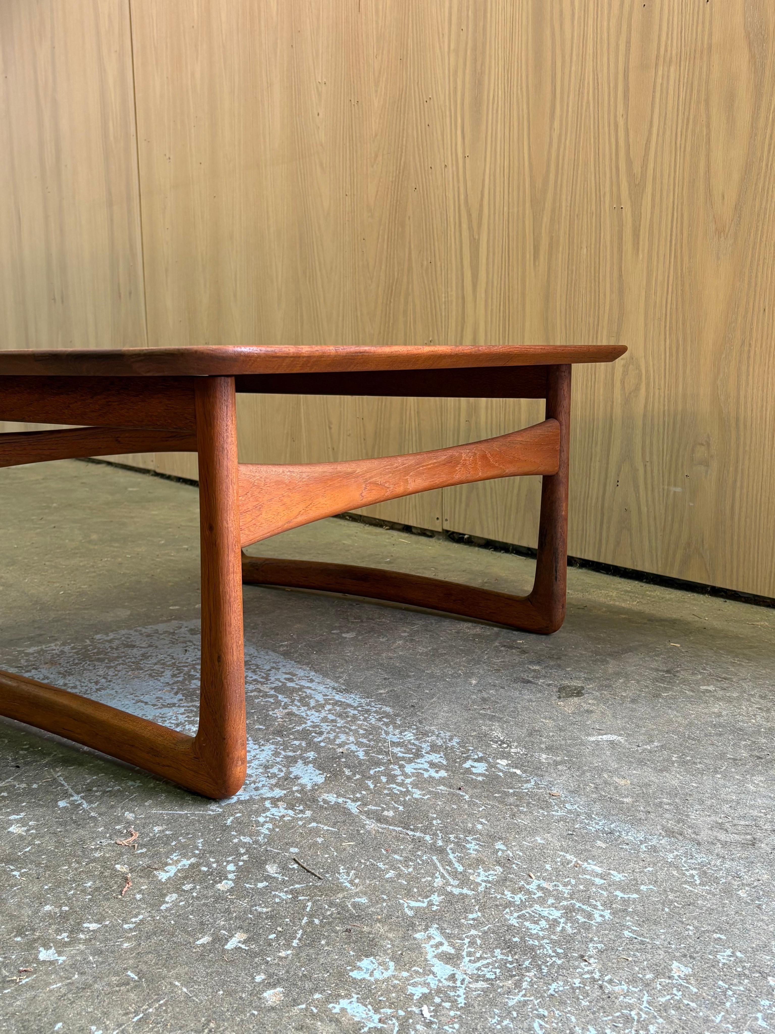 A rare 1950s solid teak coffee table by Peter Hvidt for France & Daverkosen, showcasing the sculptural elegance that defined the early Danish modern movement. Built in fully solid teak with beautifully rounded edges and Hvidt’s signature flowing