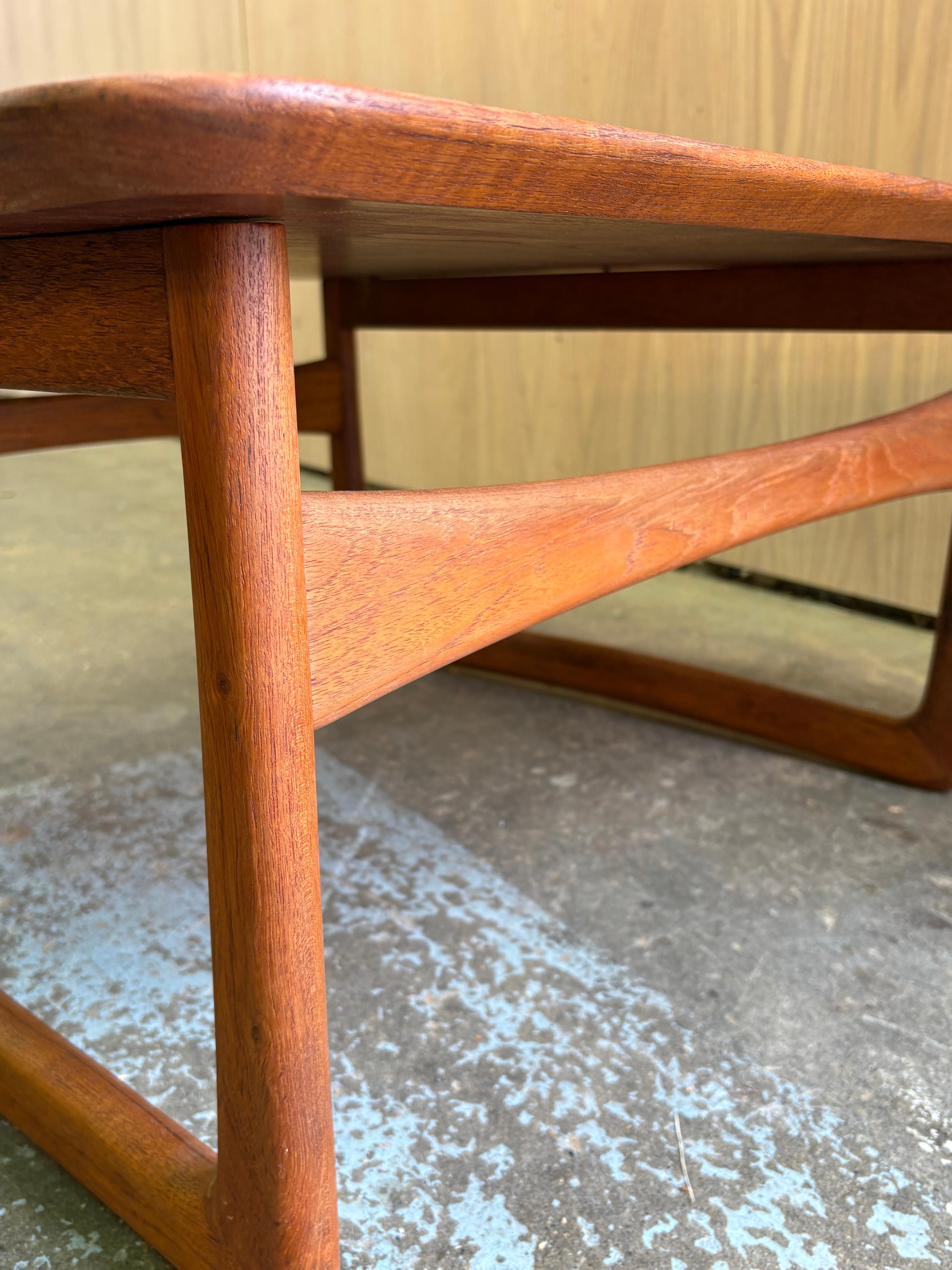 1950s Danish Solid Teak Coffee Table by Peter Hvidt Moderno de mediados de siglo en venta