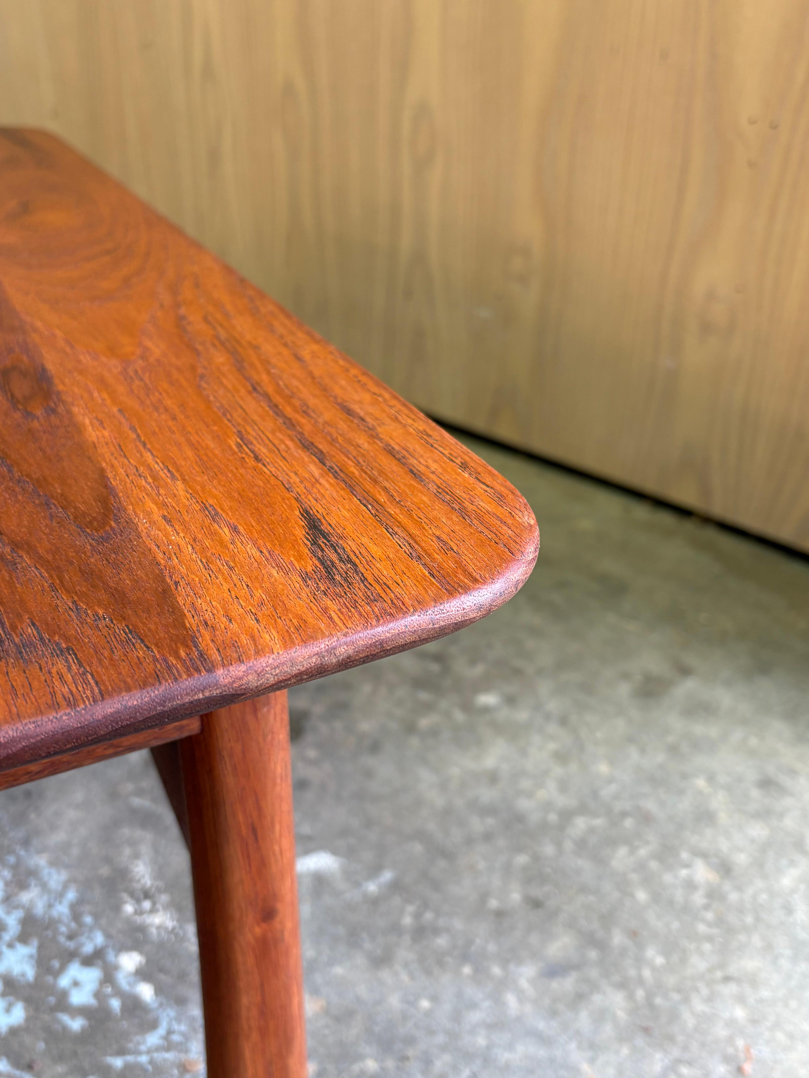 1950s Danish Solid Teak Coffee Table by Peter Hvidt mediados del siglo XX en venta