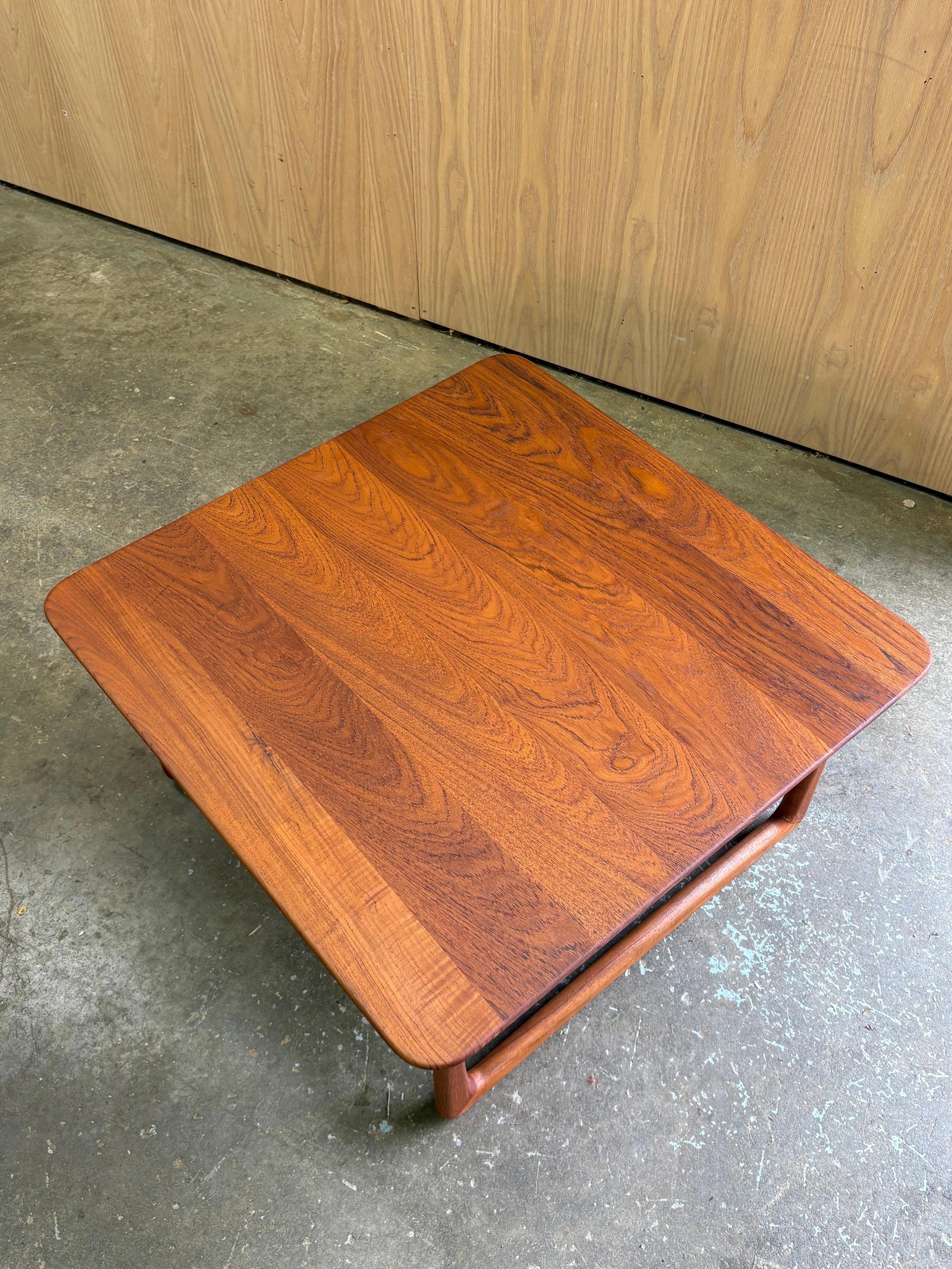 1950s Danish Solid Teak Coffee Table by Peter Hvidt Teca en venta