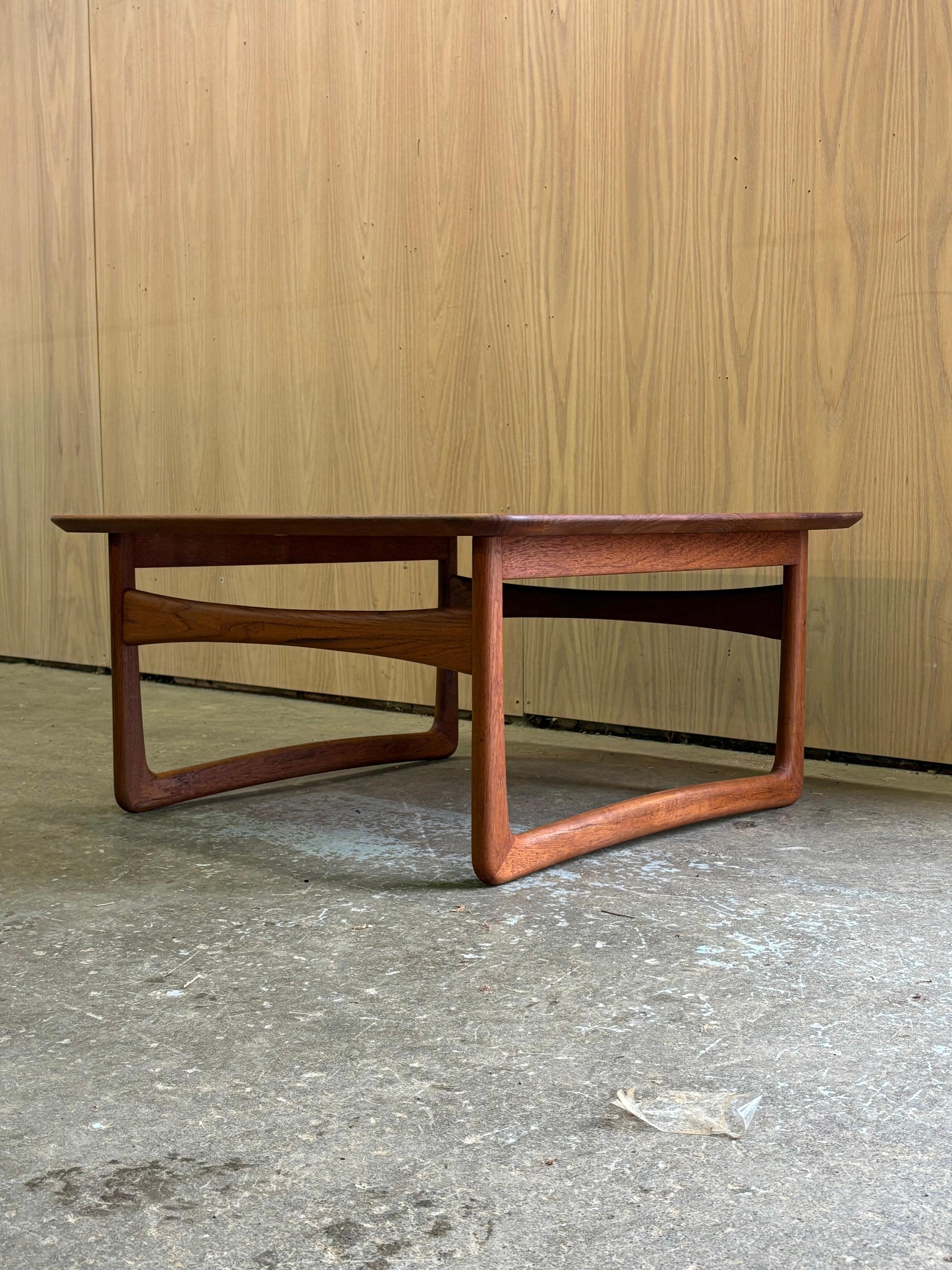 1950s Danish Solid Teak Coffee Table by Peter Hvidt en venta 1