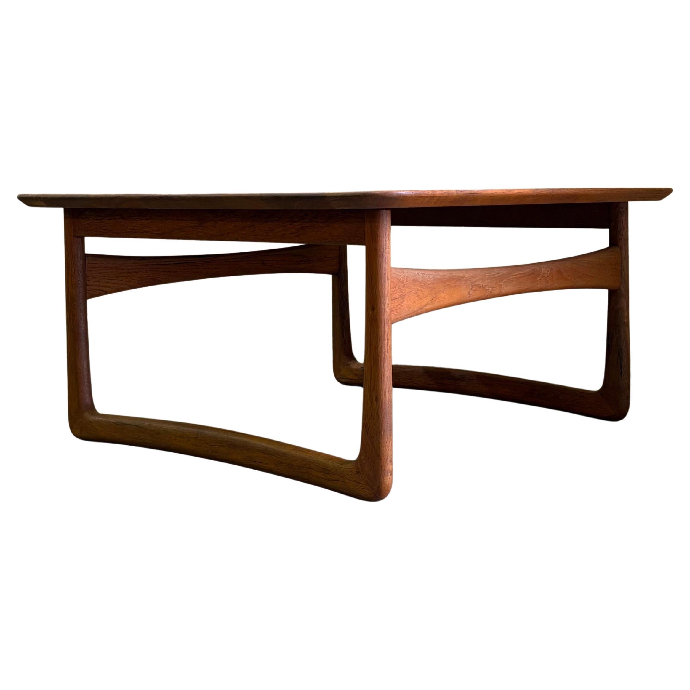 1950s Danish Solid Teak Coffee Table by Peter Hvidt en venta