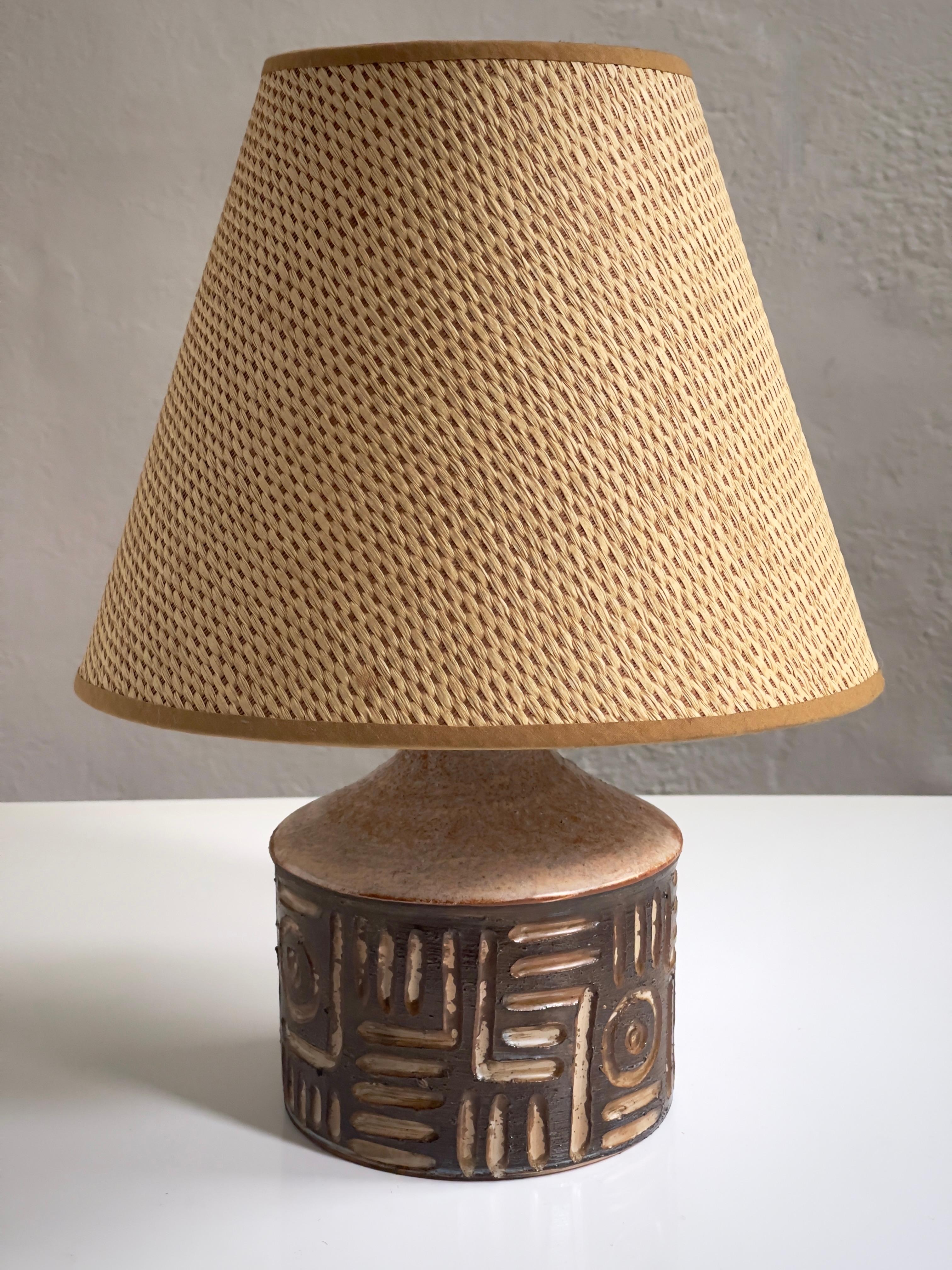 Scandinave moderne Lampe de table danoise en grès des années 1950, émaillée dans des tons terreux avec un motif ludique. en vente