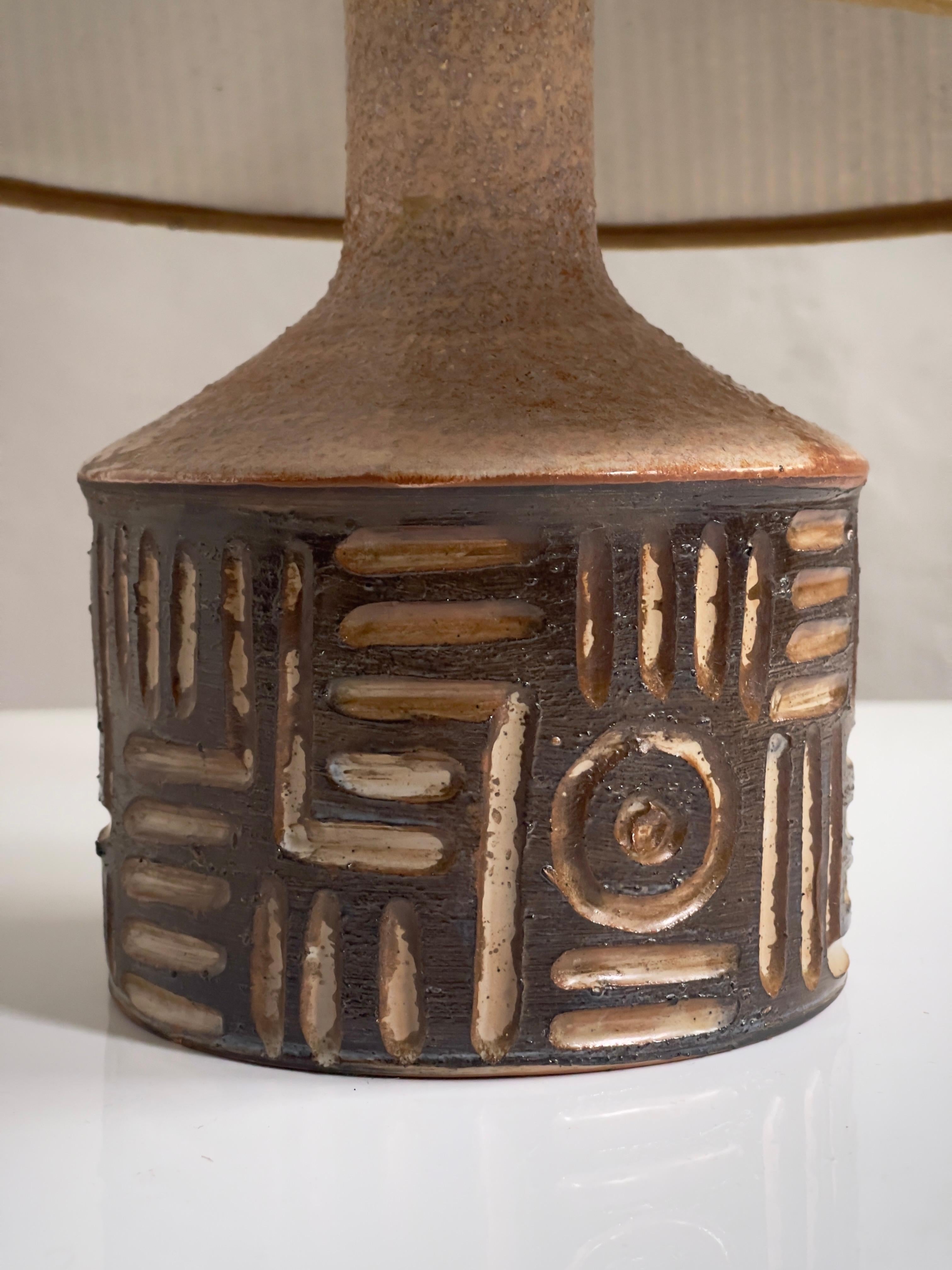 Danois Lampe de table danoise en grès des années 1950, émaillée dans des tons terreux avec un motif ludique. en vente