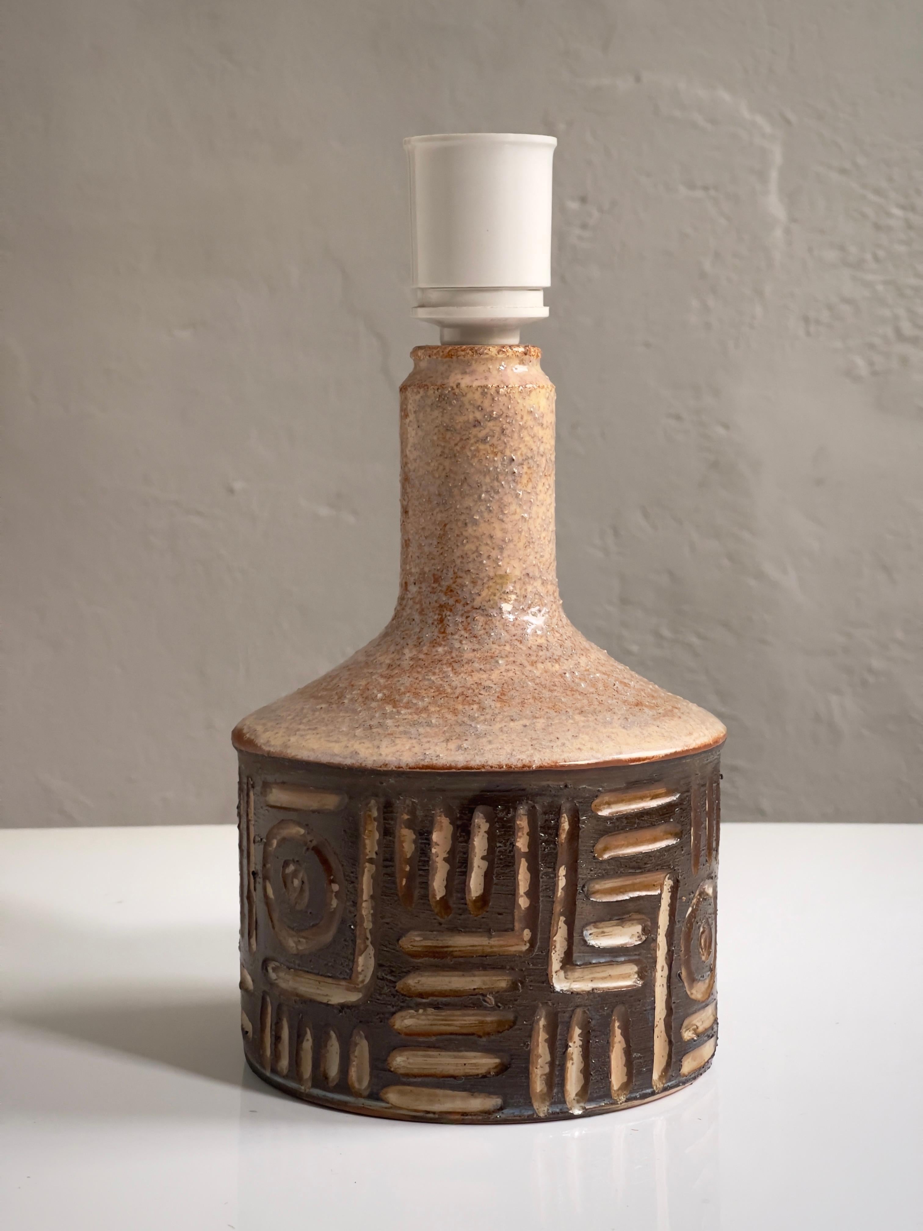 Fait main Lampe de table danoise en grès des années 1950, émaillée dans des tons terreux avec un motif ludique. en vente