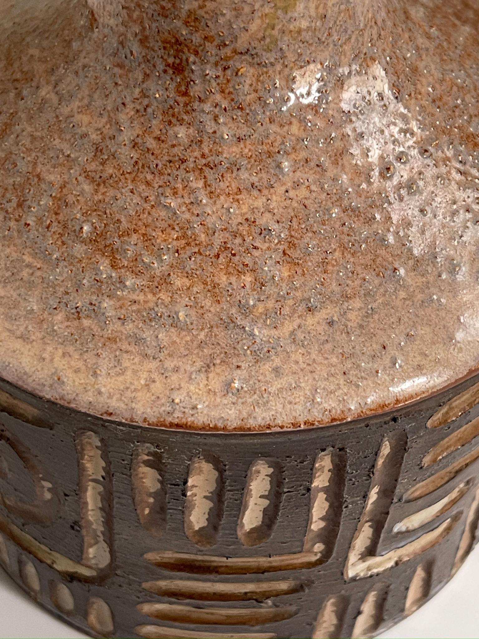 Lampe de table danoise en grès des années 1950, émaillée dans des tons terreux avec un motif ludique. Bon état - En vente à København K, 84