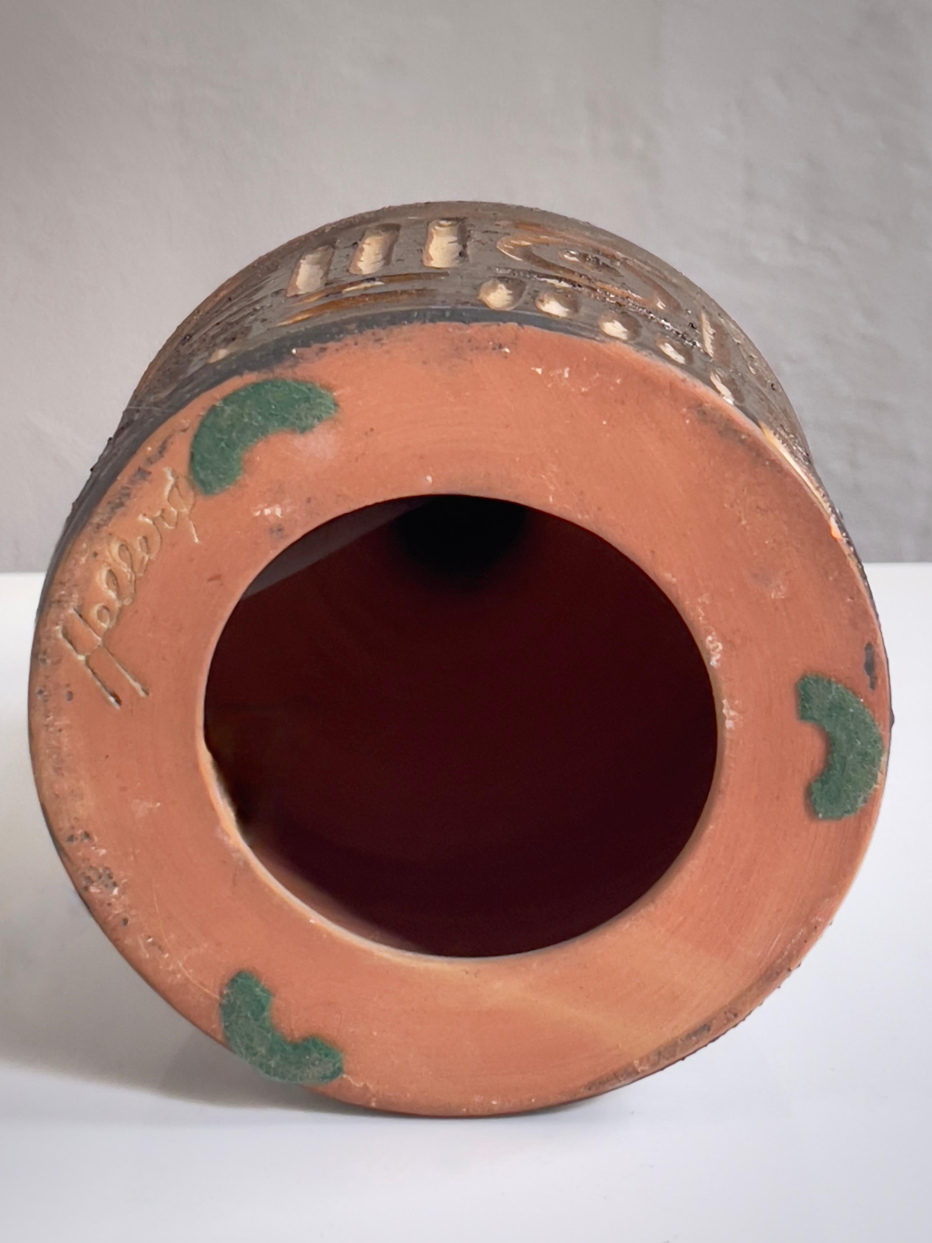 Milieu du XXe siècle Lampe de table danoise en grès des années 1950, émaillée dans des tons terreux avec un motif ludique. en vente