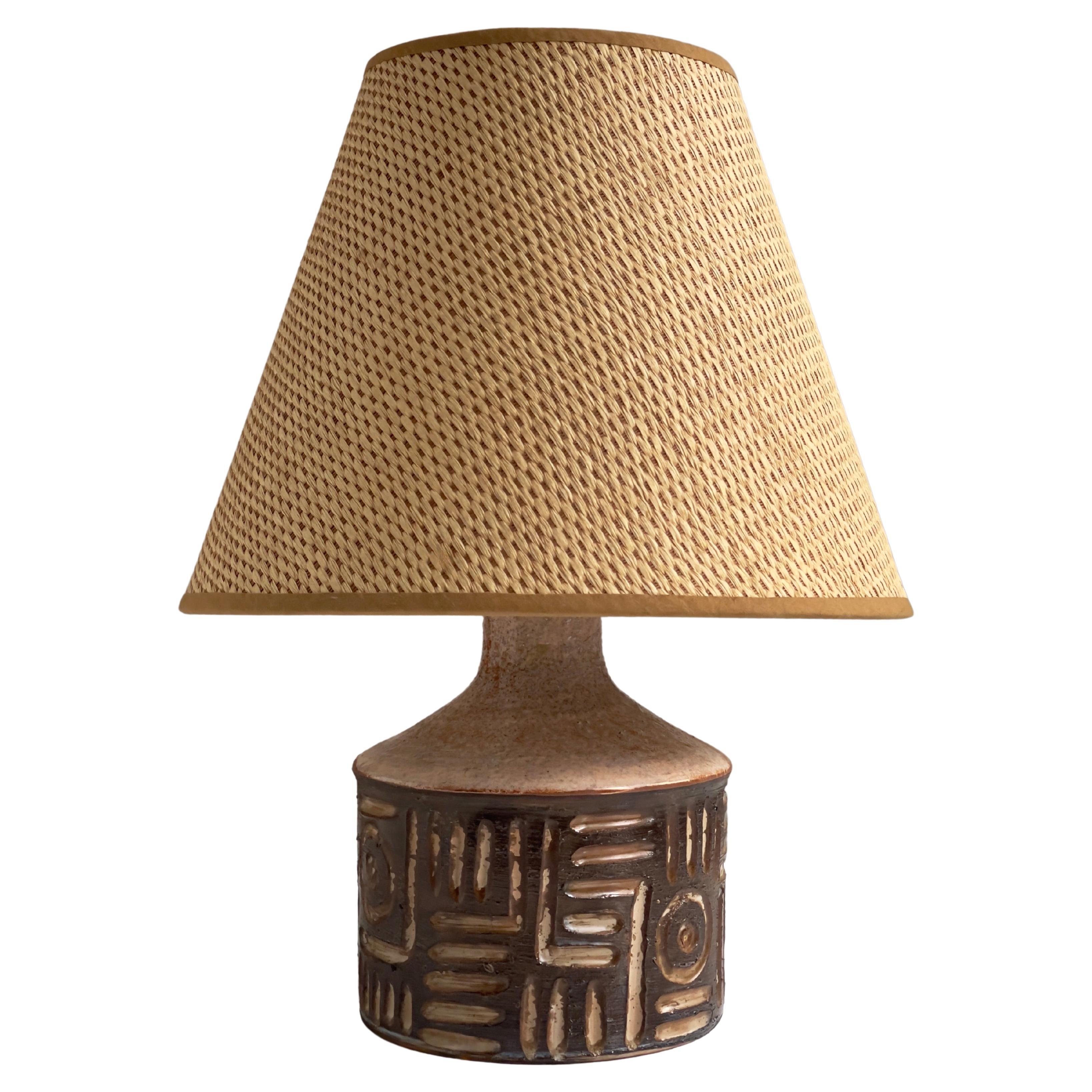 Lampe de table danoise en grès des années 1950, émaillée dans des tons terreux avec un motif ludique. en vente