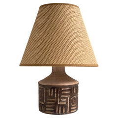 Lampada da tavolo in gres danese degli anni '50 smaltato nei toni della terra con un motivo giocoso.