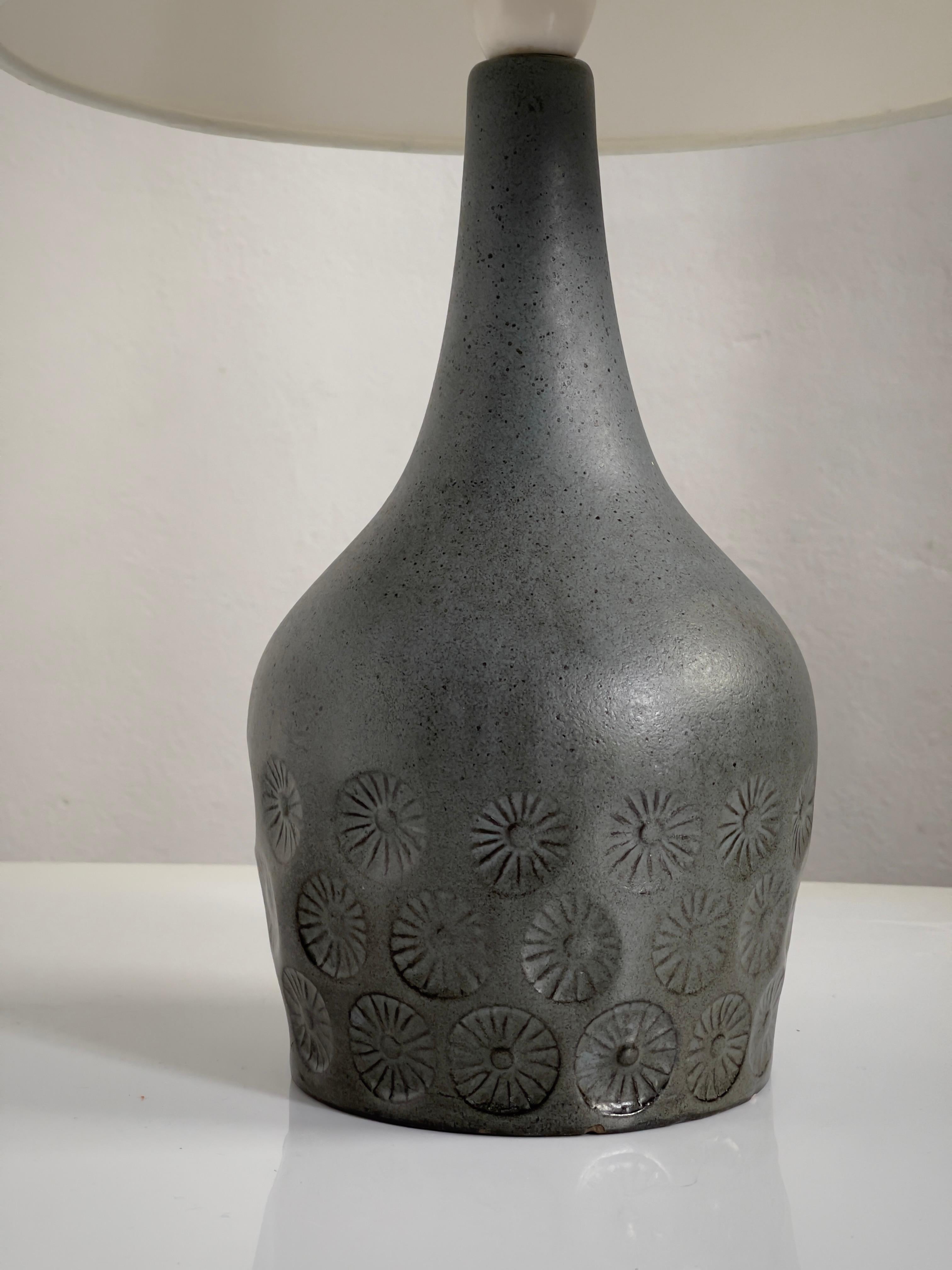 Scandinave moderne Lampe de table danoise en grès des années 1950 dans des tons bleus océan glacés et motifs floraux. en vente