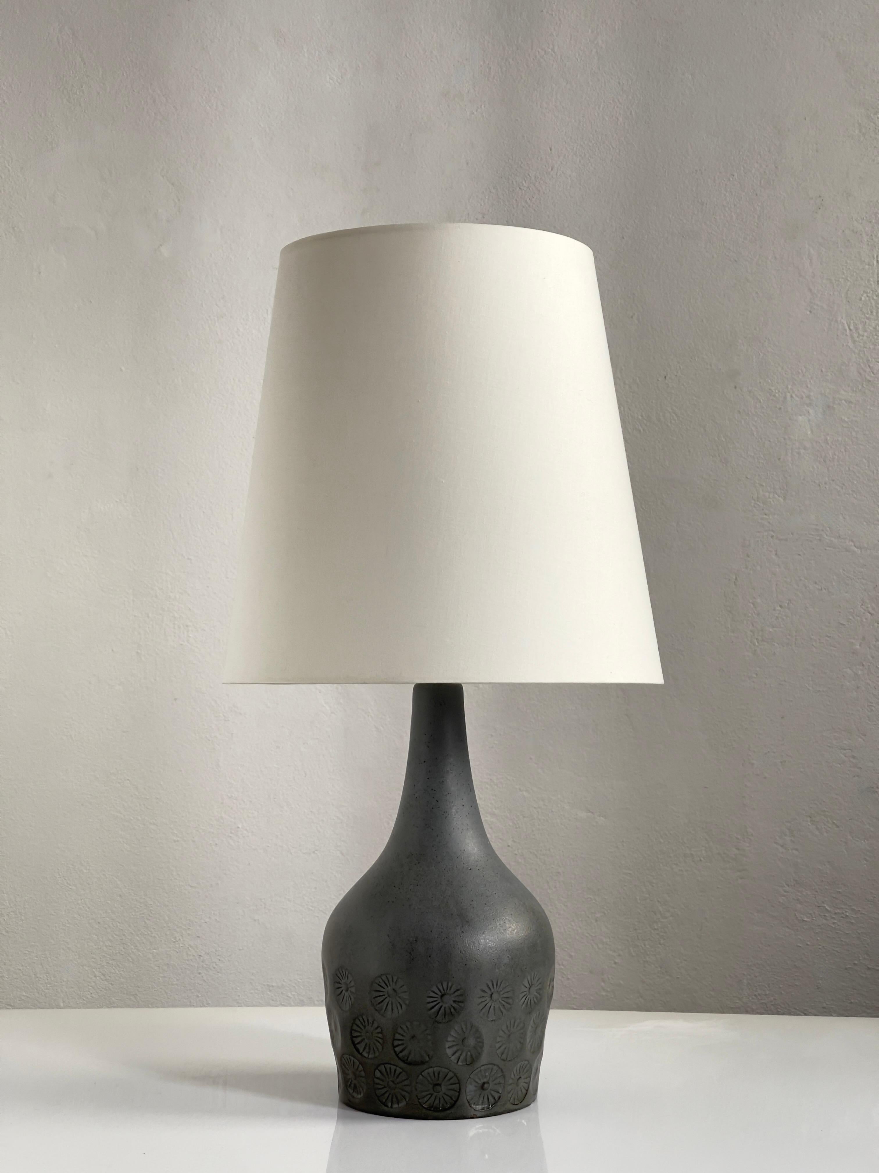 Danois Lampe de table danoise en grès des années 1950 dans des tons bleus océan glacés et motifs floraux. en vente