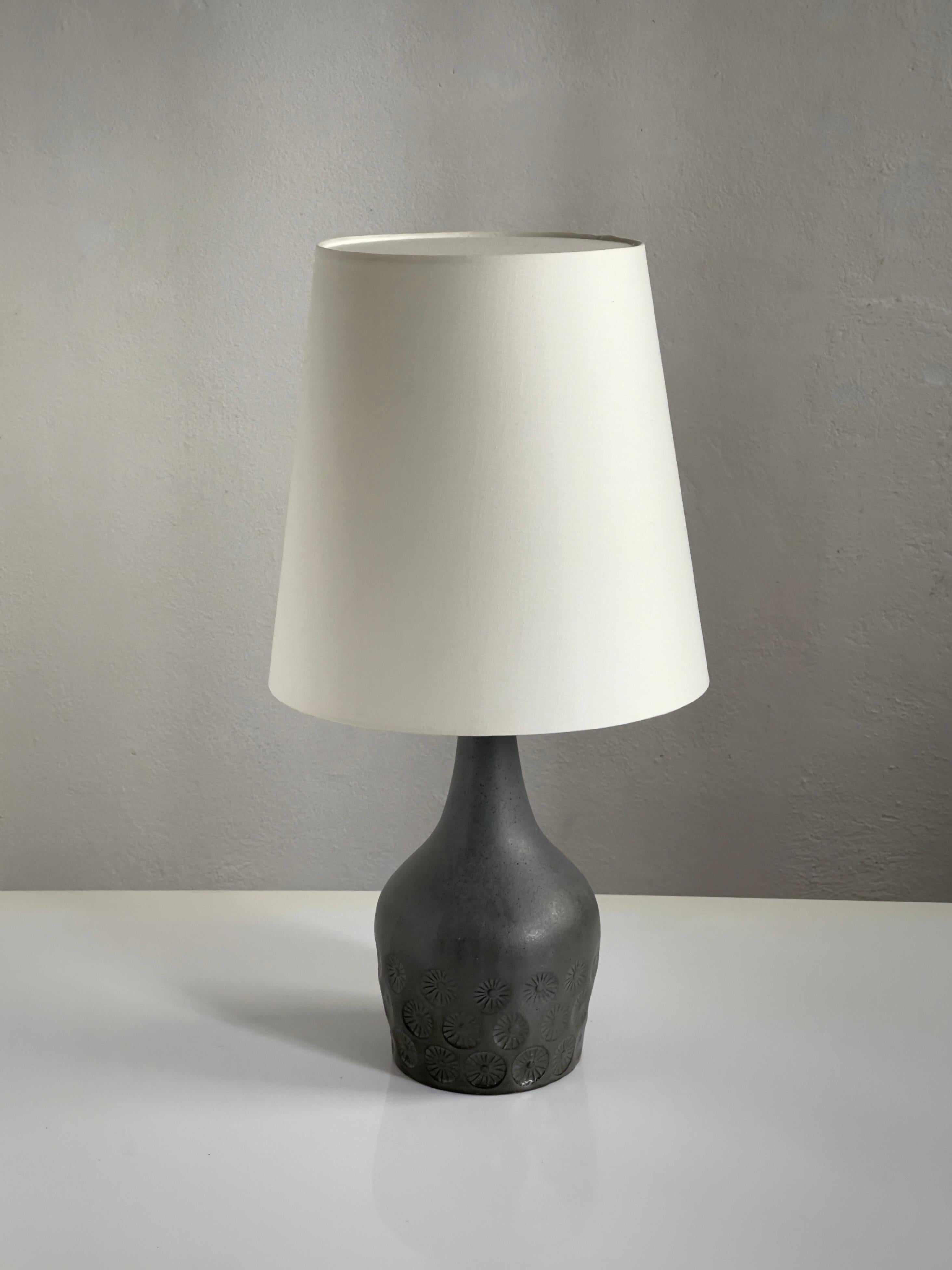 Lampe de table danoise en grès des années 1950 dans des tons bleus océan glacés et motifs floraux. Bon état - En vente à København K, 84