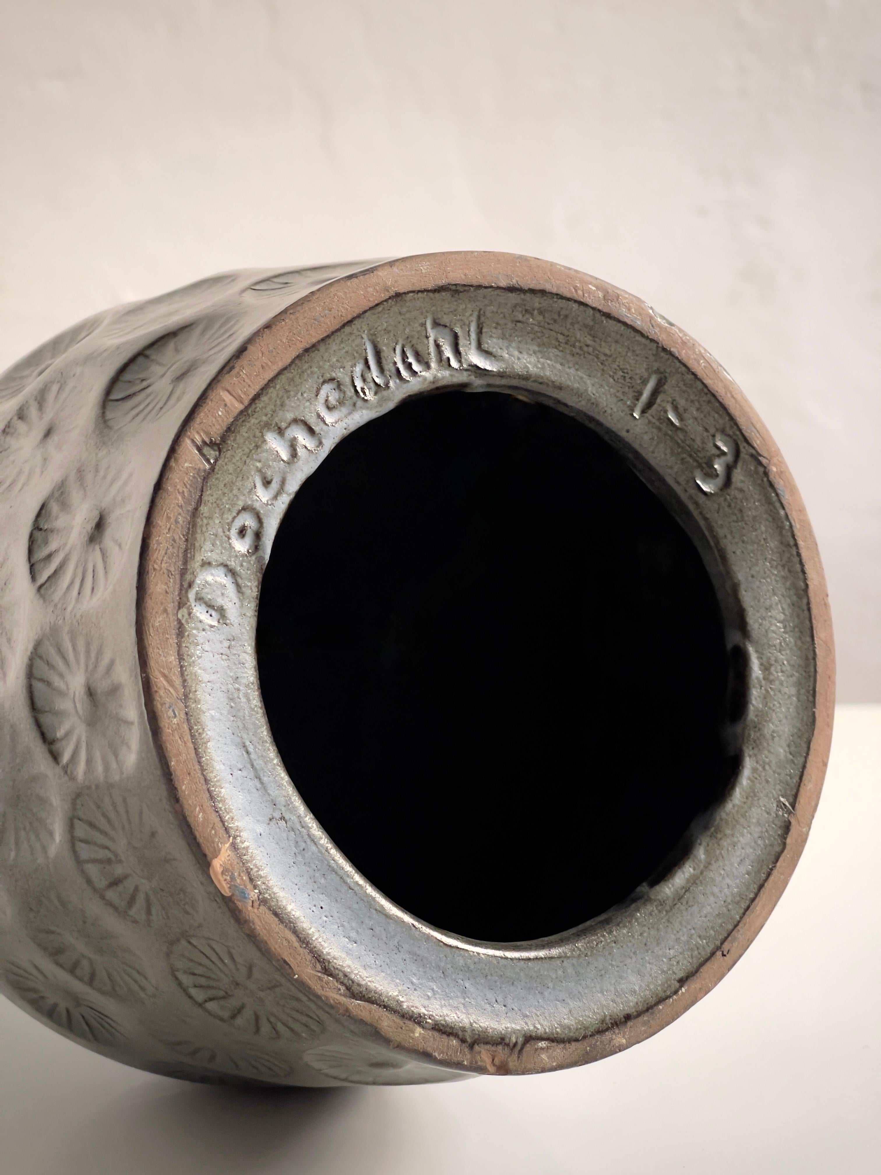 Grès Lampe de table danoise en grès des années 1950 dans des tons bleus océan glacés et motifs floraux. en vente