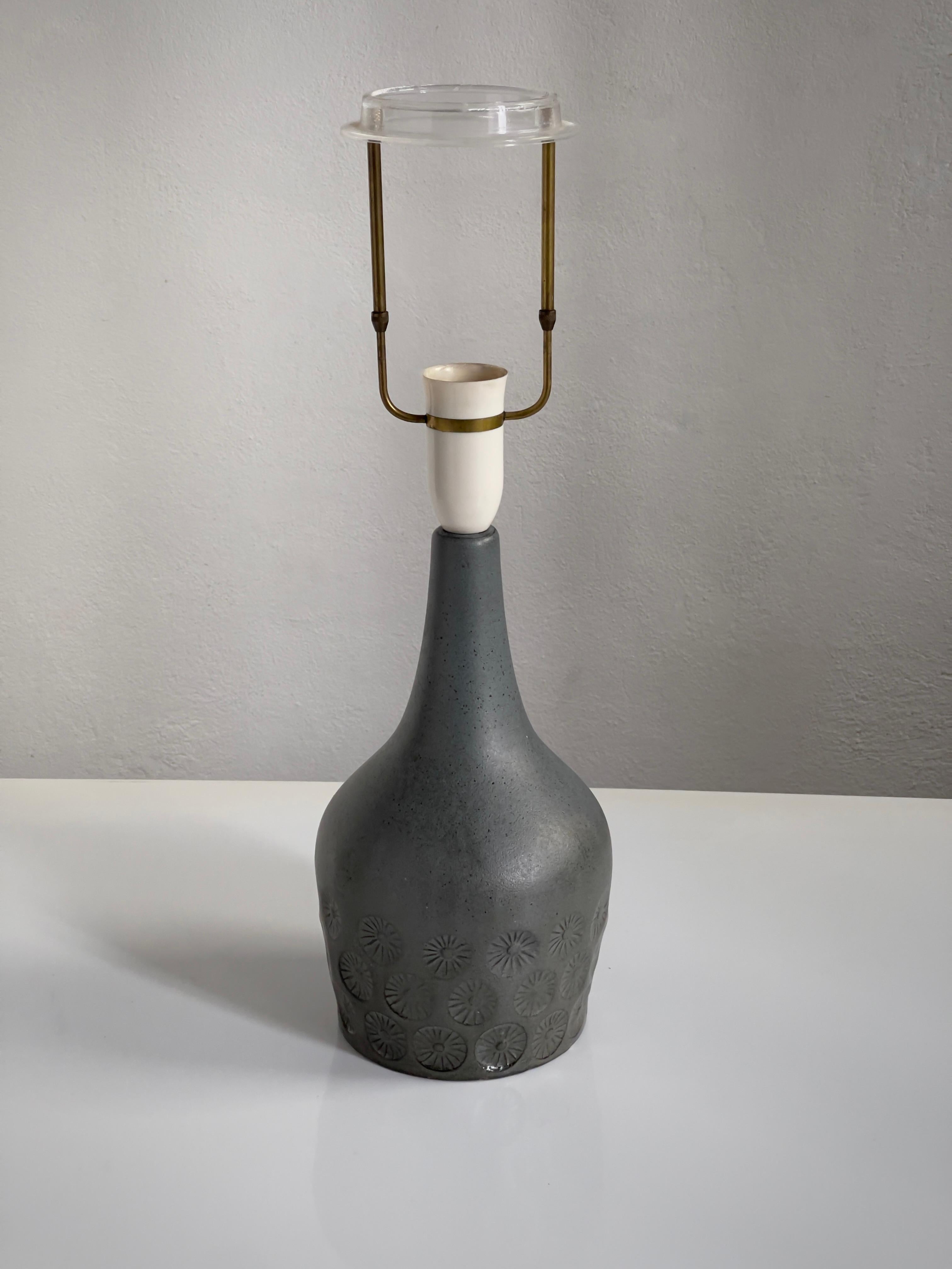 Lampe de table danoise en grès des années 1950 dans des tons bleus océan glacés et motifs floraux. en vente 1