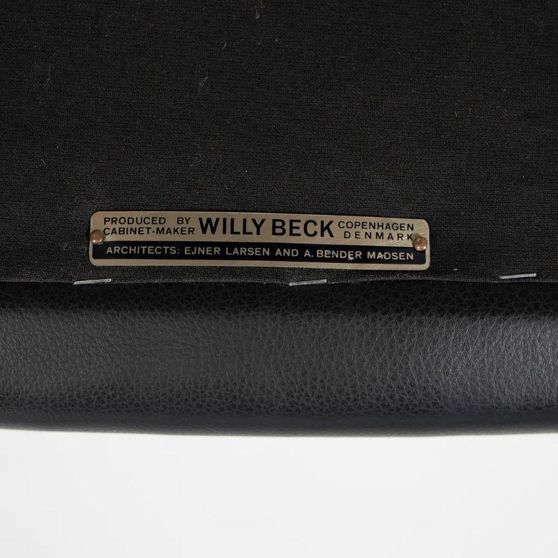 Si tratta di un bellissimo sgabello danese dalla struttura solida, con gambe affusolate in teak e rivestito di recente in pelle nera pieno fiore. Questo pezzo è stato progettato da Aksel Bender Madsen e Ejner Larsen e prodotto da Willy Beck negli