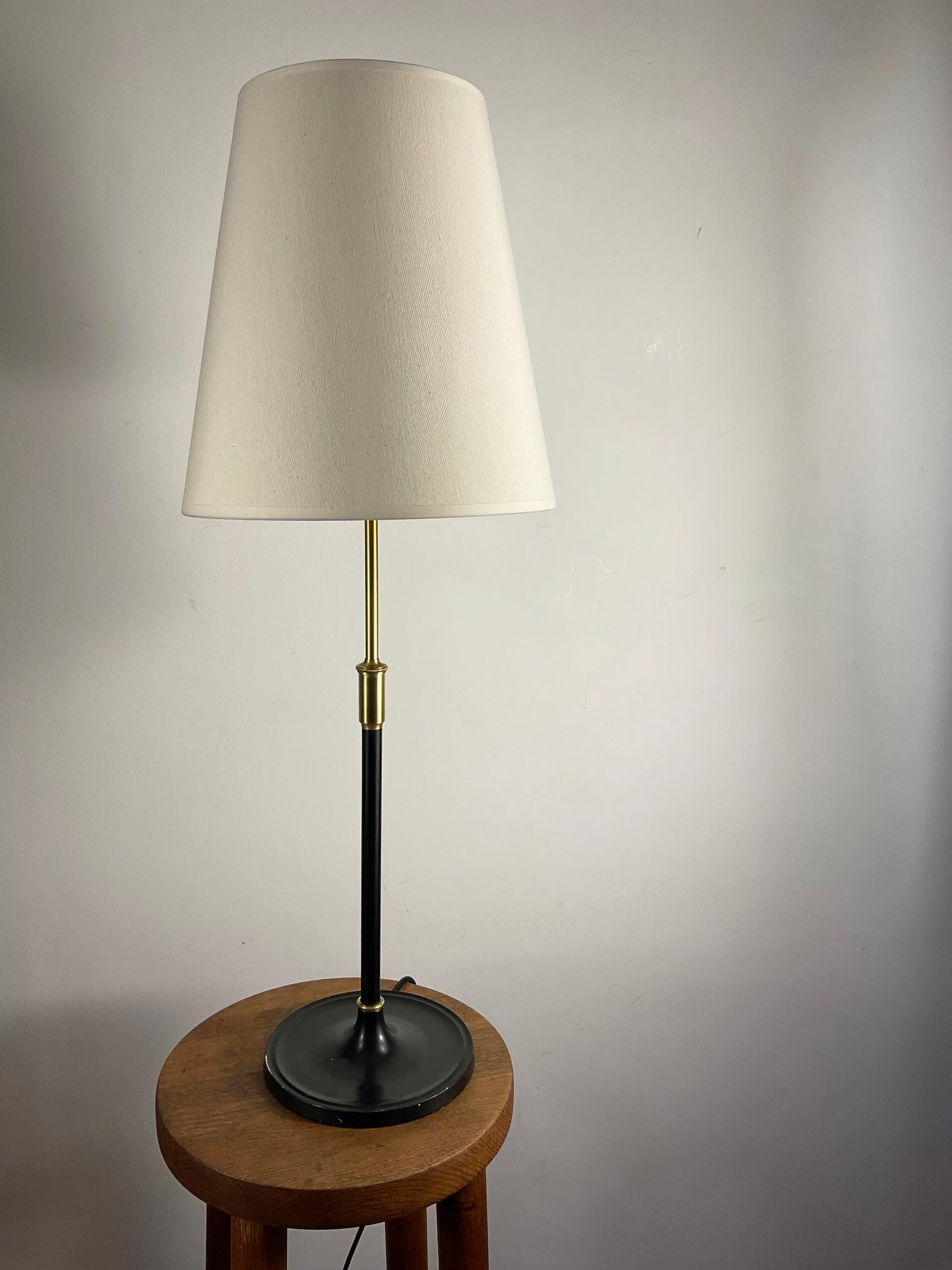 1950er Jahre Dänische Tischlampe Entworfen von Aage Petersen Hergestellt von Le Klint im Angebot 4