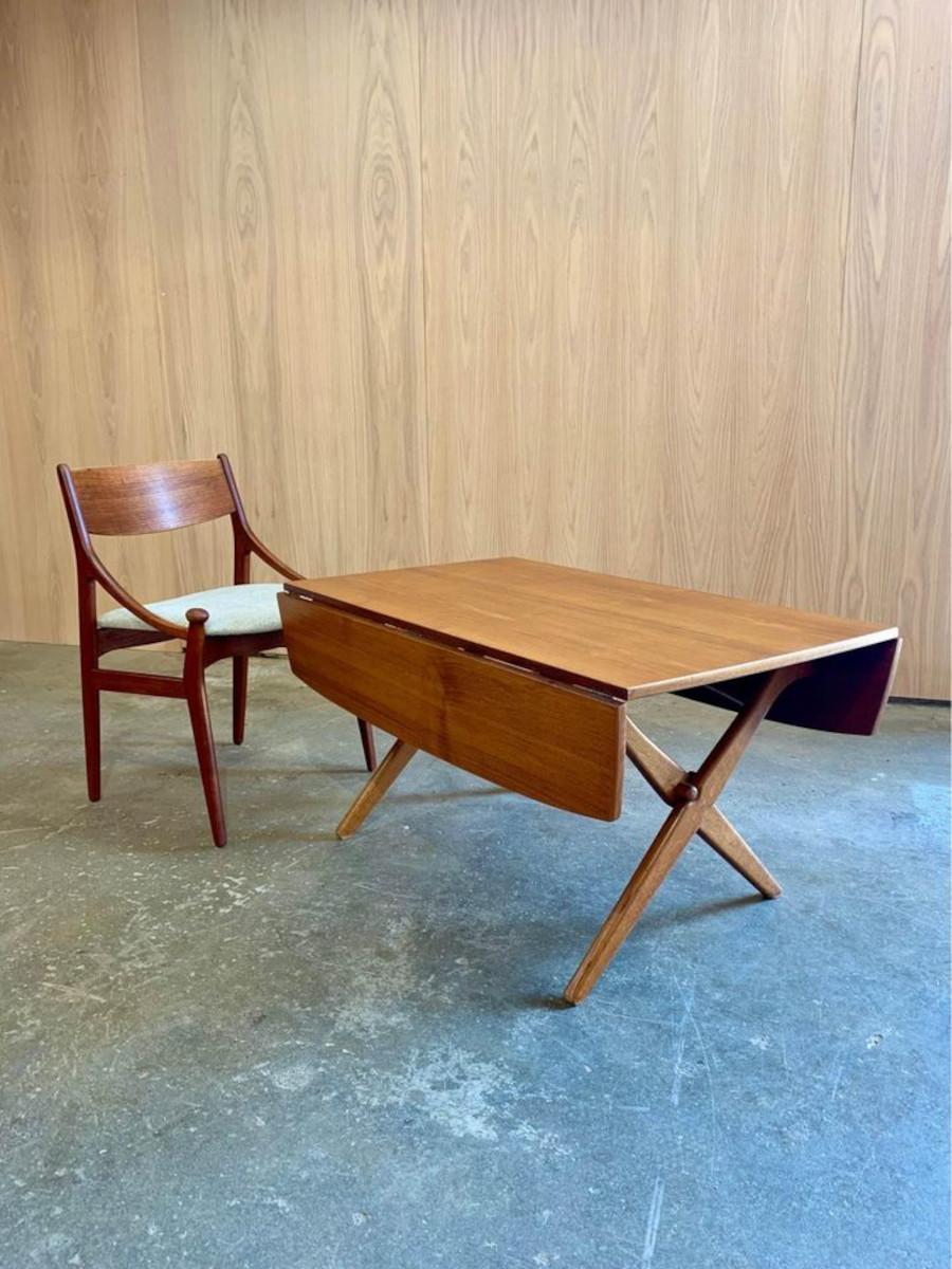Nos complace ofrecer a nuestros queridos clientes un diseño que descubrimos el mes pasado. Ingeniosamente diseñada por Arne Hovmand-Olsen para Mogens Kold, esta pieza única funciona como mesa de centro y, cuando se necesitan más asientos, se