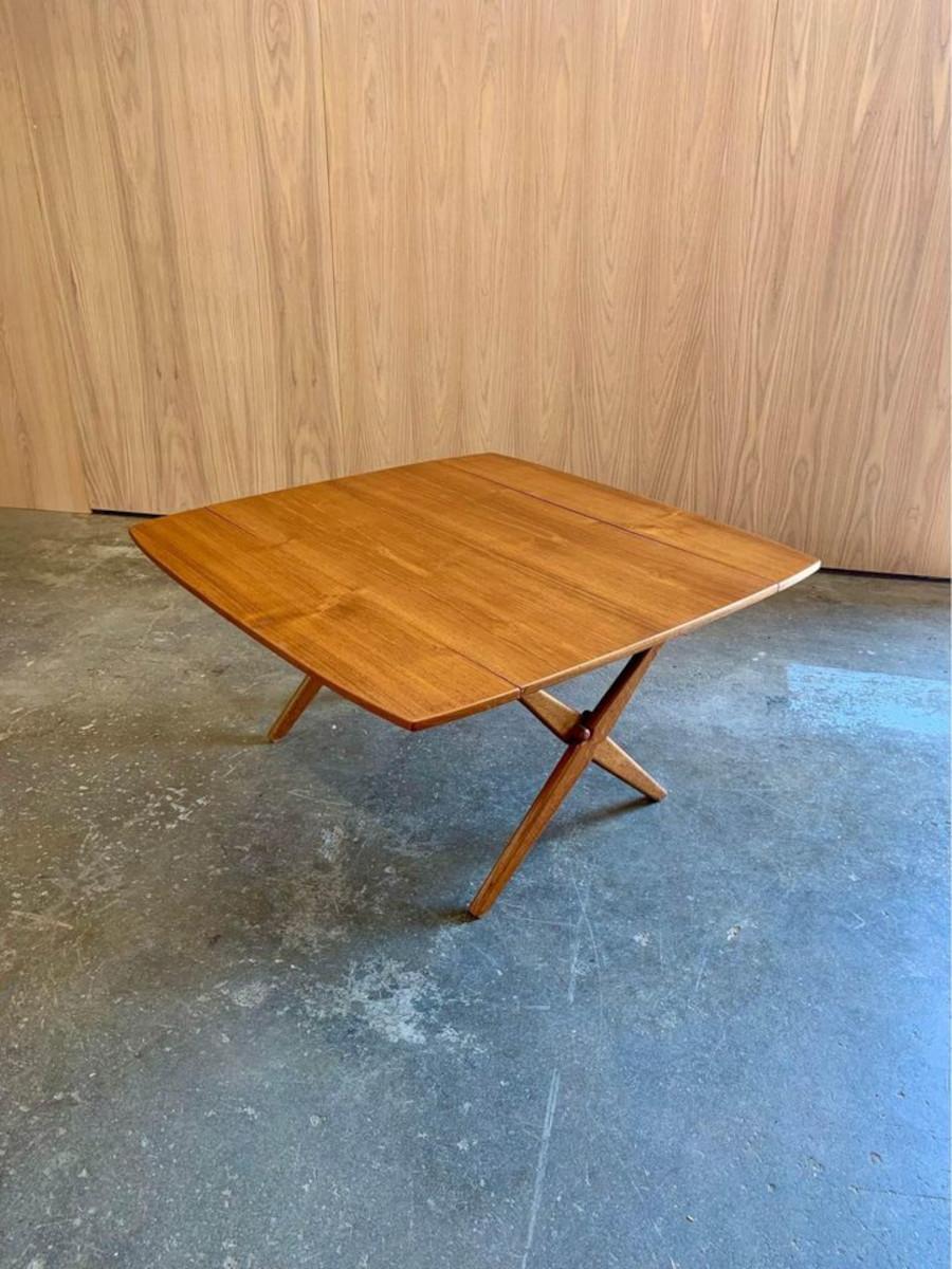 Mesa baja danesa de teca y roble de los años 50  Mesa de comedor de Arne Hovmand-Olsen Moderno de mediados de siglo en venta