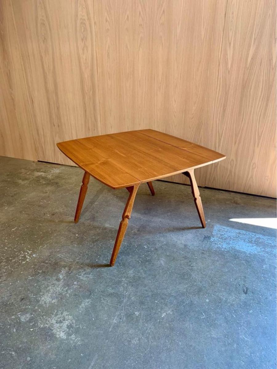 Mesa baja danesa de teca y roble de los años 50  Mesa de comedor de Arne Hovmand-Olsen en Excelente estado para la venta en Victoria, BC