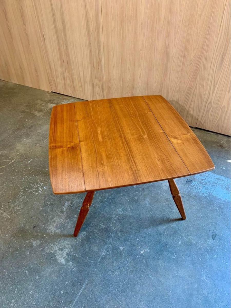 Mesa baja danesa de teca y roble de los años 50  Mesa de comedor de Arne Hovmand-Olsen mediados del siglo XX en venta