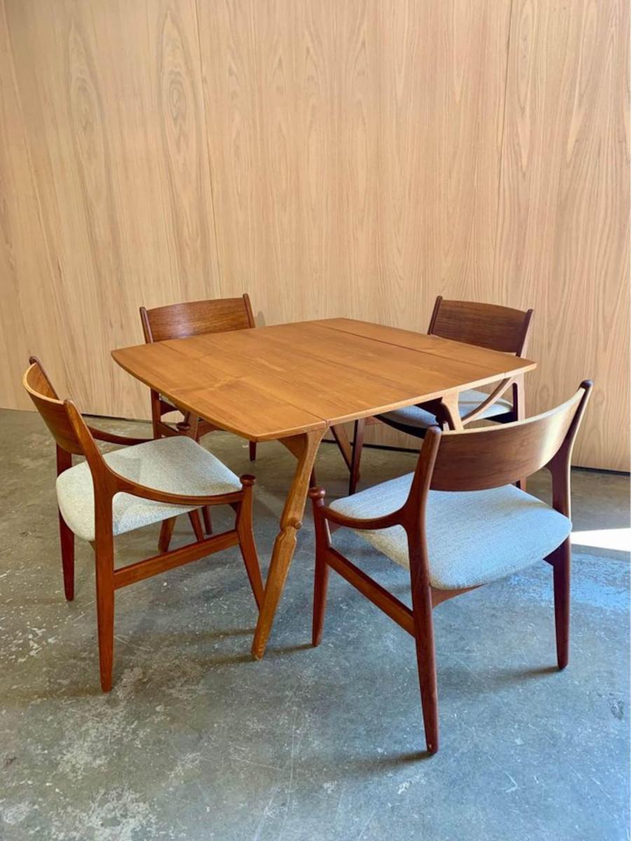 Mesa baja danesa de teca y roble de los años 50  Mesa de comedor de Arne Hovmand-Olsen Teca en venta