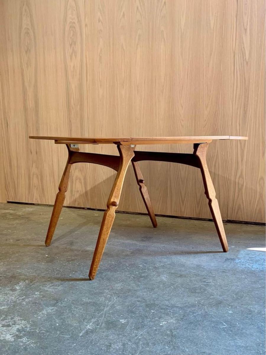 Mesa baja danesa de teca y roble de los años 50  Mesa de comedor de Arne Hovmand-Olsen en venta 1